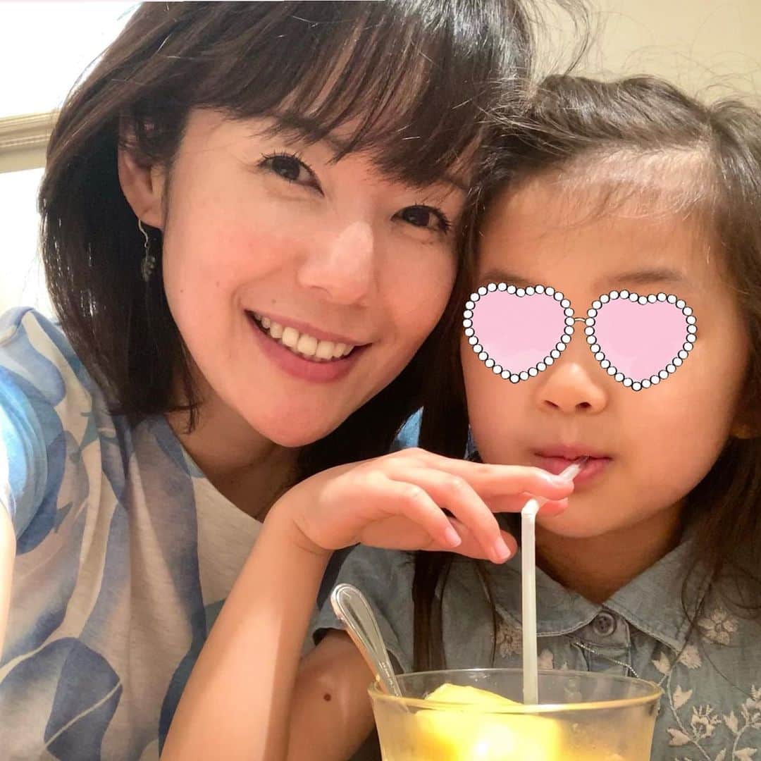 のインスタグラム：「今日は、M's TVの現場に娘を連れて行きました。控え室にはおやつを沢山ご用意いただいたり、優しく声をかけていただいたり、皆さんに良くしていただき、本当に感謝です！  リハーサルと本番中、私がスタジオに入ったときは、私のマネージャーさんがずっと側について遊んでくれて、本当にありがたかったー！ 感謝感謝の1日でした。  せり自身も、2年前来た時より随分とお姉ちゃんになっていて、ビックリしました。今日は、めちゃくちゃ楽しかったようです。  現場の皆さま、今日は本当にありがとうございました！  さて今週は岩手ダービー！東北優駿です！21時から。ぜひ見てね！  #働くママ  #ワーママ  #娘とデート  #子連れでお仕事  #ありがとうございました  #六車奈々  #グリーンチャンネル  #岩手競馬   #japan #japanese #momanddaughter #happy #thankyou」