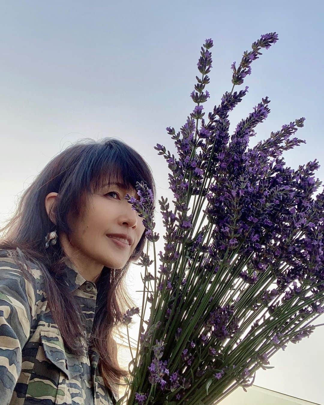 工藤静香さんのインスタグラム写真 - (工藤静香Instagram)「19:00でも明るいですね！ ラベンダーの収穫をしました。 ティーにしたり、ポプリにしたり。」6月10日 18時57分 - kudo_shizuka