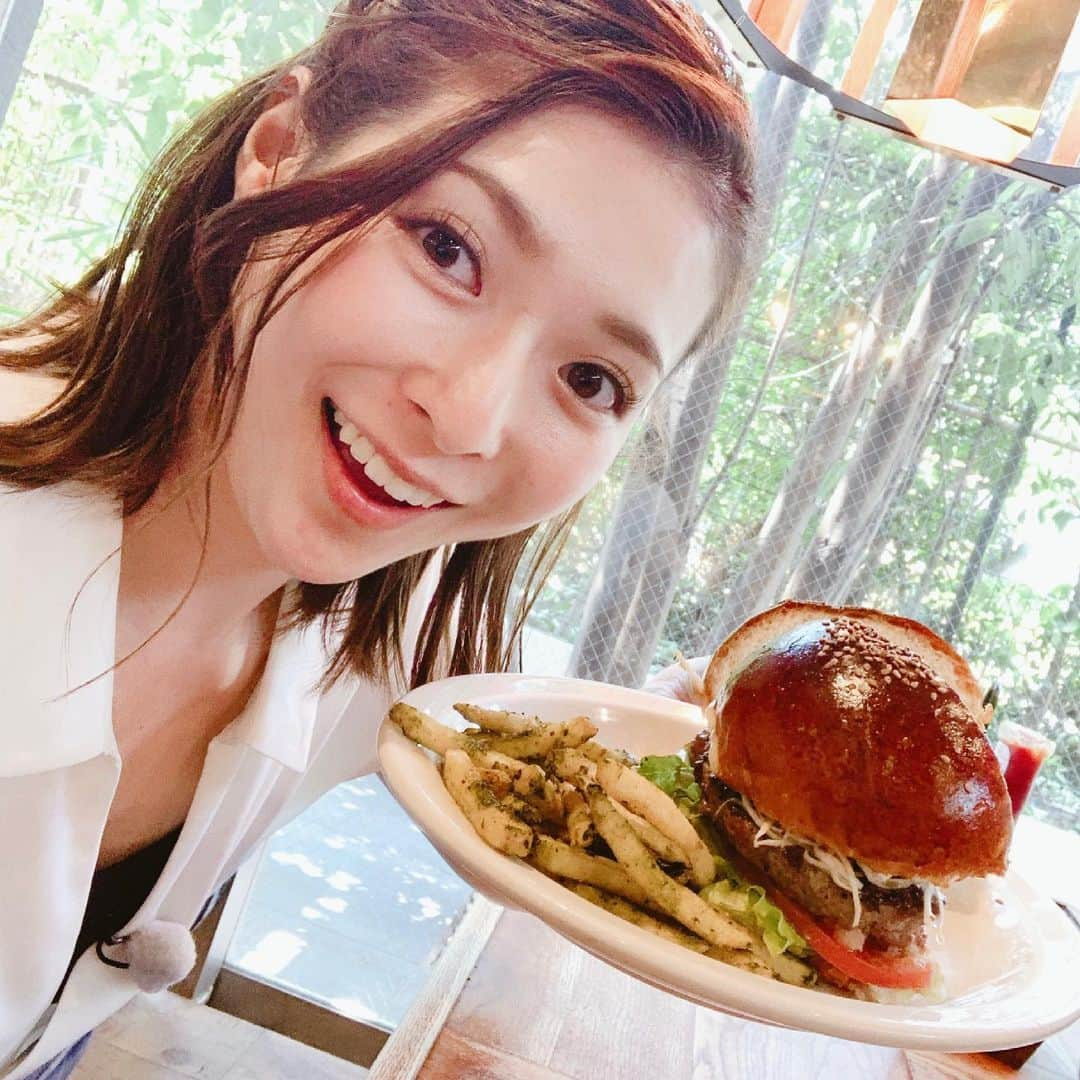 住田紗里さんのインスタグラム写真 - (住田紗里Instagram)「続々と異業種から参入しているハンバーガー業界の今を取材しました！！ 今朝のグッド！モーニングで放送されましたよ〜😋  同じ“ハンバーガー”という食べ物でも、業種によって作り方やプロデュースの仕方、あるいは味付けや具、テイストはもちろん、どうやってお客様のもとに届けるのかまで異なっていました  個人的には なぜかは分かりませんが、暑くなってくるとハンバーガーが食べたくなります🍔  #ハンバーガー#🍔#異業種から参入#グッドモーニング#取材#テレビ朝日#テレ朝#テレビ朝日アナウンサー#アナウンサー#住田紗里」6月10日 19時10分 - sarisumita_ex