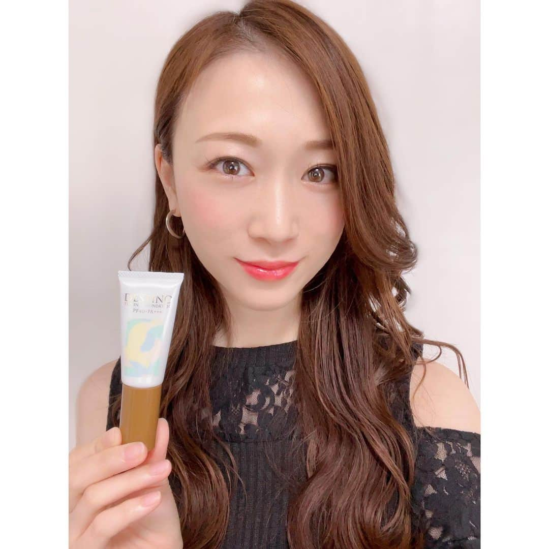 妃白ゆあのインスタグラム：「色が変わるファンデーション(*ﾟ∀ﾟ*)！！﻿ ﻿ 容器から出した時は白色なのに、肌の上で馴染ませるとそのひとの肌の色に変化していくという✨✨﻿ ﻿ 大抵ファンデーションは一番明るい色を選ぶのですが、これはどなたも一緒とのこと👀❗️﻿ ﻿ でも顔にのせてみたら私の肌にしっかり馴染んでカバー力も高く目から鱗でした😳✨✨﻿ ﻿ SPF40  PA++++かつ、美容成分たっぷりなので、日焼け止めも、化粧下地もコレ1本で😍👌﻿ ﻿ ﻿ #DESTINO #ディスティノ #ティエヴィナファンデーション #ファンデーション #オススメ商品﻿ #抗シワ #時短メイク #乾燥肌 #美容液ファンデ﻿ #日焼け対策 #pr #beauty #cosmetics﻿」