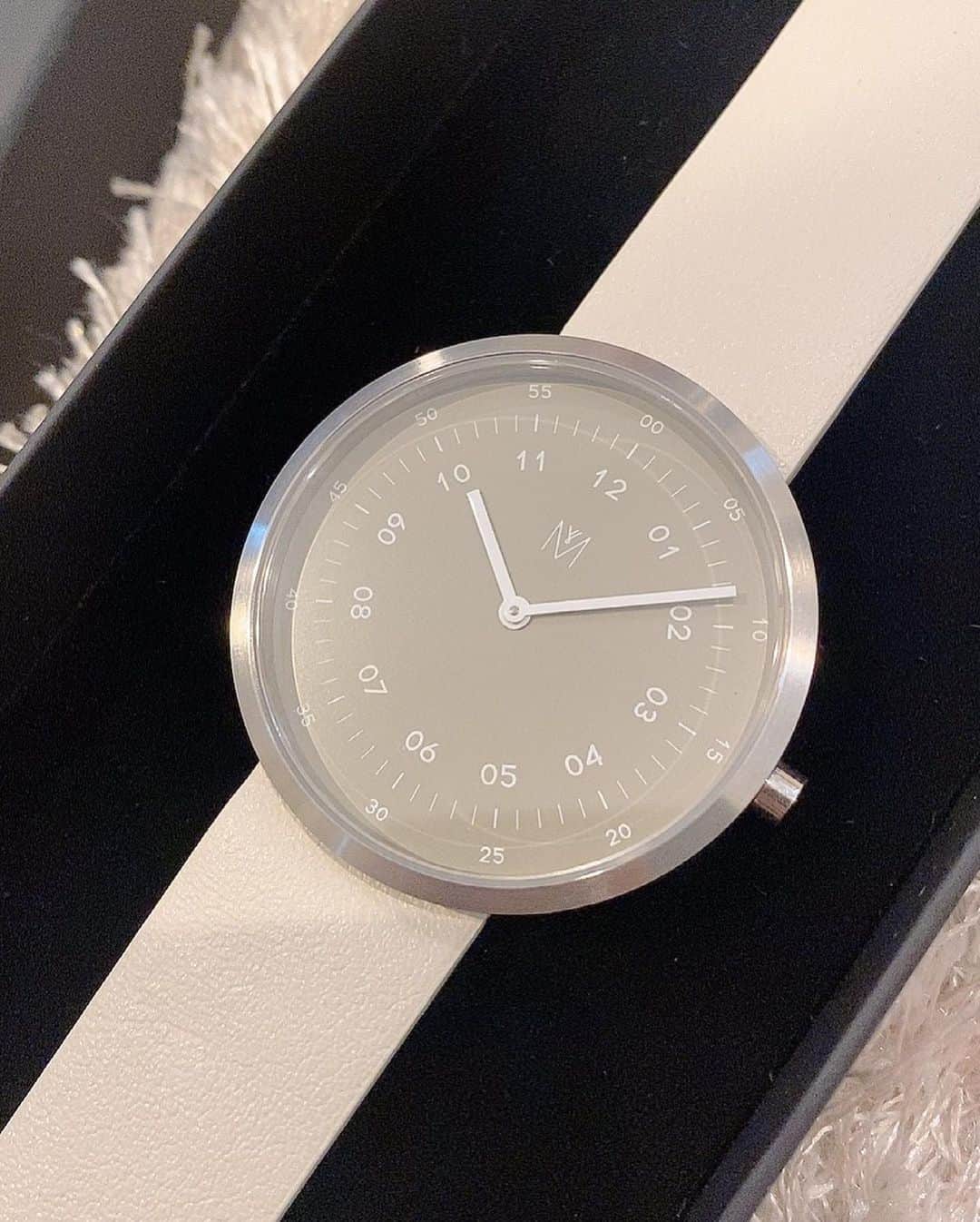 二宮ひかりさんのインスタグラム写真 - (二宮ひかりInstagram)「・ ・ ・ ・ またまた素敵な時計に出会いました..♡♡ @maven_watch さんの時計です。 シンプルなデザインがめちゃくちゃ可愛い。 私はホワイトに一目惚れしました♡ クーポンコード【 hikarfa149 】で 10%オフになります☺️ 皆もぜひチェックしてね✨ ・ ・ ・ ・ #セクシー女優 #二宮ひかり #にのひー #ちっぱい #貧乳 #手のひらサイズ #アタッカーズ専属 #アタッカーズ #mavenwatches  #マベンウォッチズ  #時計  #ギフト」6月10日 19時38分 - hikari_ninomiya_