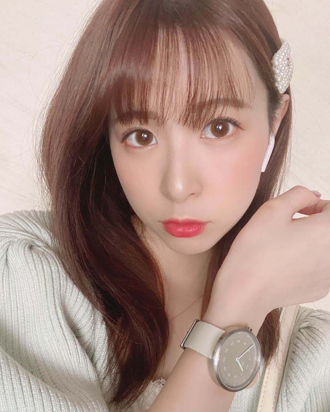 二宮ひかりさんのインスタグラム写真 - (二宮ひかりInstagram)「・ ・ ・ ・ またまた素敵な時計に出会いました..♡♡ @maven_watch さんの時計です。 シンプルなデザインがめちゃくちゃ可愛い。 私はホワイトに一目惚れしました♡ クーポンコード【 hikarfa149 】で 10%オフになります☺️ 皆もぜひチェックしてね✨ ・ ・ ・ ・ #セクシー女優 #二宮ひかり #にのひー #ちっぱい #貧乳 #手のひらサイズ #アタッカーズ専属 #アタッカーズ #mavenwatches  #マベンウォッチズ  #時計  #ギフト」6月10日 19時38分 - hikari_ninomiya_