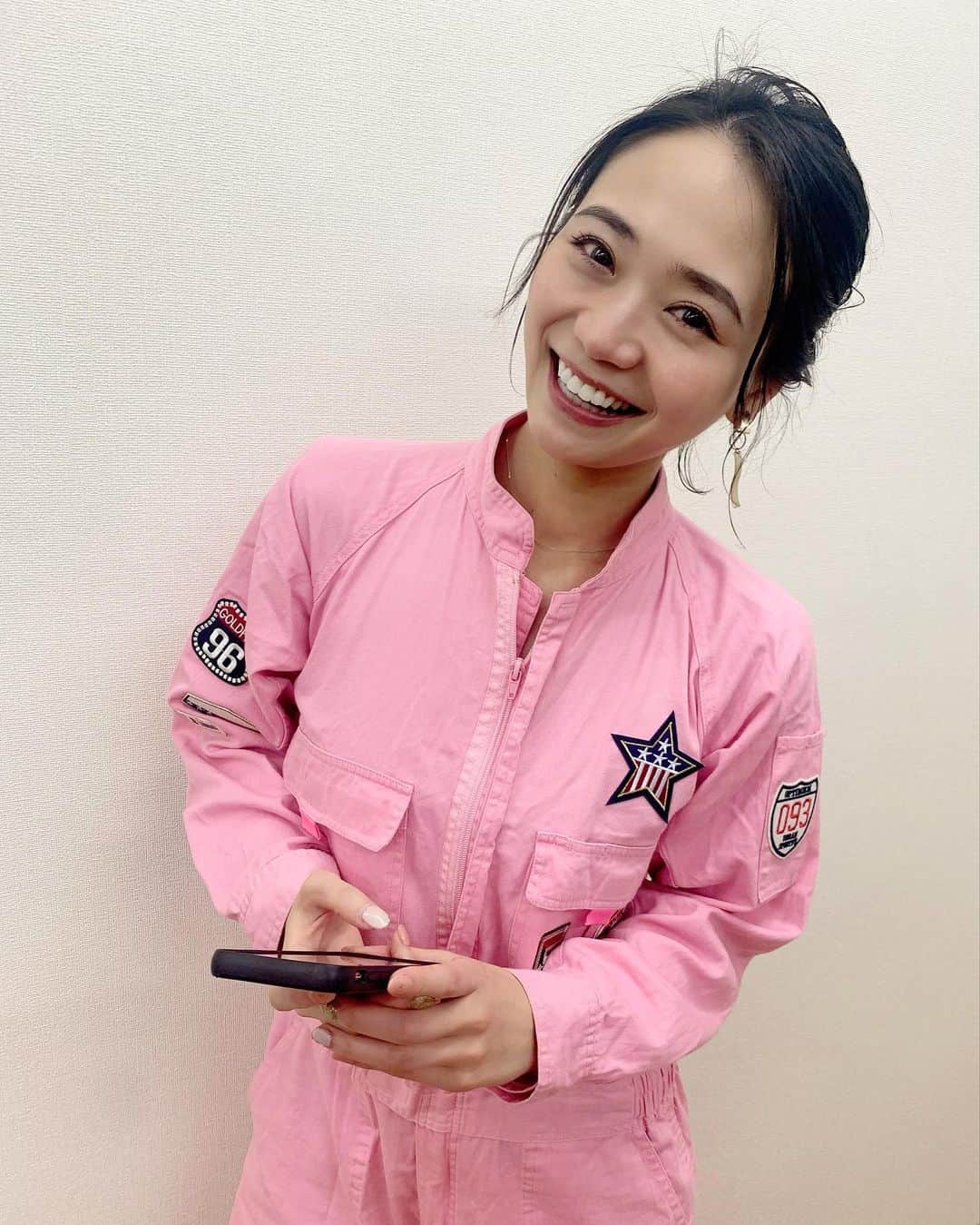緑川静香のインスタグラム：「『それって⁉︎実際どうなの課』観てくださった皆様、ありがとうございましーたん🙇‍♀️✨﻿ ﻿ ツナギが下河辺さんのお力でアップデートされました🥰❤️❤️❤️﻿ ありがとうございます✨﻿ ﻿ さて今回は古い家電がたくさん出てきて、家電好きの私は楽しかったです☺️笑﻿ マジックグッズも思わぬ高額で、ビックリの連続でした！！  喜んでもらえて嬉しかったです❣️﻿ ﻿ しかし、おじいちゃん可愛かった🥰﻿ １週間毎日毎日、出品梱包作業などでお家に通っていたのでずっと癒されておりました🥺笑﻿ ﻿ 大手家電メーカーで役員を務めていた91歳のおじいちゃん、お別れの時に﻿ 『今まで社員含めたらたくさんの女性を見てきたけどこんなに美しい女性は初めてだよ』﻿ と言ってくれて緑川さん号泣でした😭😭😭﻿ ﻿ 1000年に1人、ならぬ100年に1人、になれたかしら、、、笑﻿ ﻿ さぁ次はどんな方の不用品を売れるかなぁ😌﻿ ﻿ #それって実際どうなの課  #ピンクつなぎ #フリマアプリ  #放送されていませんでしたが #最後にお礼としてマジシャンの息子さん良多くんがマジックで日本酒を出してくれました #ということでそれはしーたん日本酒録として次に投稿しよう #そしておじいちゃんは広島の戦争経験者でそのお話もとても貴重だったので #ゆっくりお話を聴かせていただきたいと思っております #どこかで公開できたらいいなと #この時代に残すべきお話 #ママパパもとっても優しくて暖かいご家族でとても楽しかった #東京も捨てたもんじゃないぜ #笑」