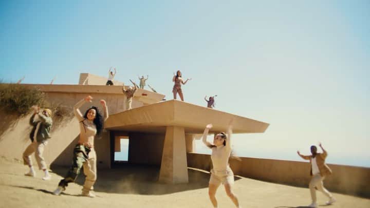 マアサ・イシハラのインスタグラム：「“PASADENA” by @tinashenow is OuT🌴 You know what that means!? Means summer is coming around the corner🌺🌺🌺  Director @micaiahcarter  Choreo by @adriansthompkins assist @ayhollywood  Stylist @katieqian  Makeup @mylahmorales」