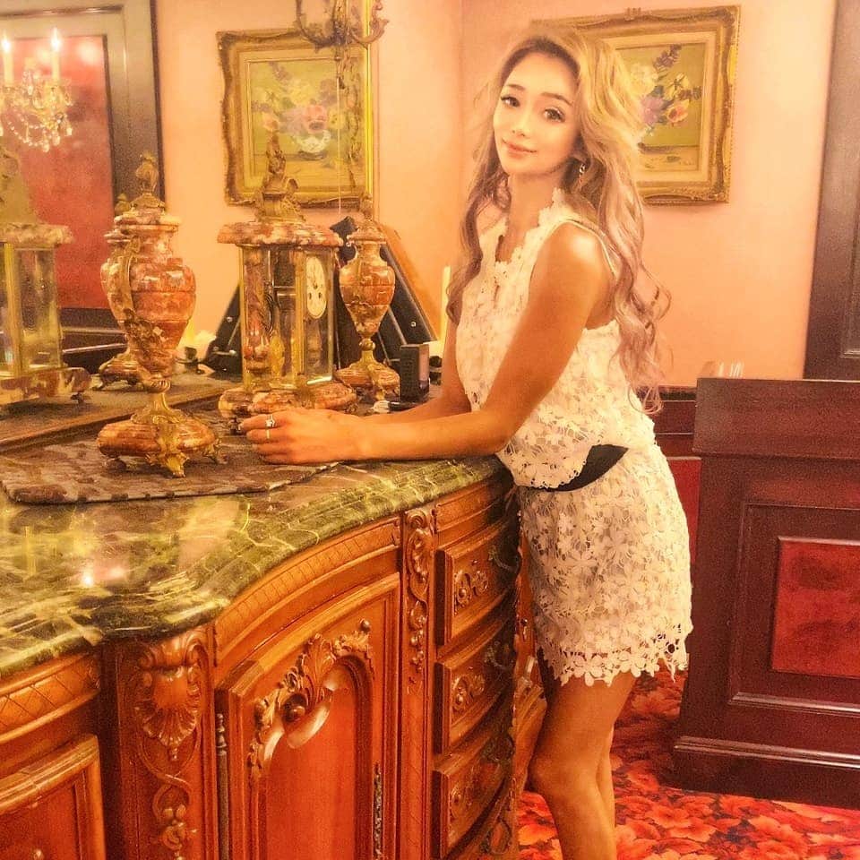 藤木そらさんのインスタグラム写真 - (藤木そらInstagram)「. .The most delicious French food in Japan ♥ ️ ♥ ️ It was too wonderful ✨ . .まりんとランチ♥️💙素晴らしいフランス料理を堪能😭✨こんな素晴らしい感動は初めてだ😭💕 . . .店内にはまるで美術館のような店内の奥まで進むと、鎮座するのは2mもの巨大な暖炉があるねんけど、ここで調理をしてるだなんて素晴らしすぎた🥺✨ . . .洗練された店内はまるでおとぎ話の中にいるよう。 クラシカルなフレンチで少し背筋をはるようなお店です😍💕 . .贅沢ランチコースを堪能できた💙♥️ . .ちゃっかりシェフ様と📸✨ . . .ワンピース@amesmy0503 . . . . . . . . . . .#代官山ランチ  #代官山グルメ  #フランス料理 #ミシュラン一つ星  #食べログ  #本格的な味  #グルメスタグラム #グルメ女子  #テラスカフェ #セレクトショップ  #france  #frenchbulldog」6月10日 11時31分 - sorafujiki