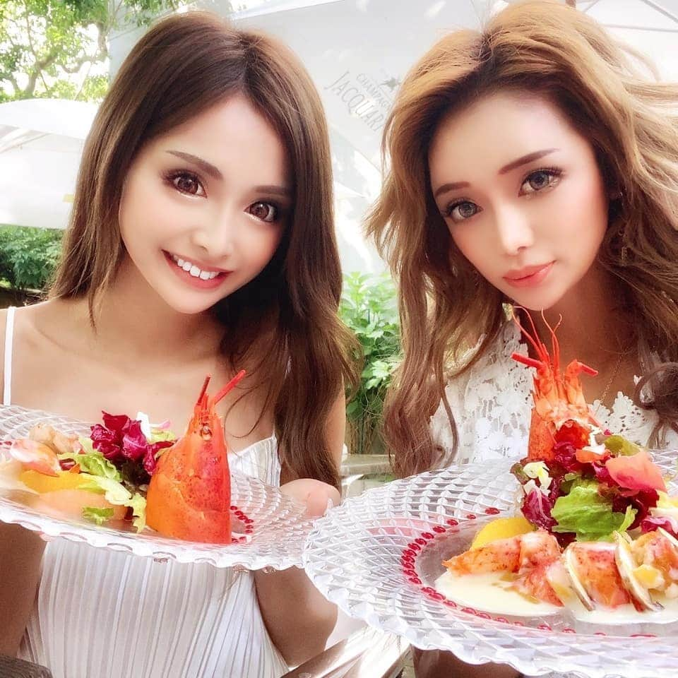 藤木そらさんのインスタグラム写真 - (藤木そらInstagram)「. .The most delicious French food in Japan ♥ ️ ♥ ️ It was too wonderful ✨ . .まりんとランチ♥️💙素晴らしいフランス料理を堪能😭✨こんな素晴らしい感動は初めてだ😭💕 . . .店内にはまるで美術館のような店内の奥まで進むと、鎮座するのは2mもの巨大な暖炉があるねんけど、ここで調理をしてるだなんて素晴らしすぎた🥺✨ . . .洗練された店内はまるでおとぎ話の中にいるよう。 クラシカルなフレンチで少し背筋をはるようなお店です😍💕 . .贅沢ランチコースを堪能できた💙♥️ . .ちゃっかりシェフ様と📸✨ . . .ワンピース@amesmy0503 . . . . . . . . . . .#代官山ランチ  #代官山グルメ  #フランス料理 #ミシュラン一つ星  #食べログ  #本格的な味  #グルメスタグラム #グルメ女子  #テラスカフェ #セレクトショップ  #france  #frenchbulldog」6月10日 11時31分 - sorafujiki