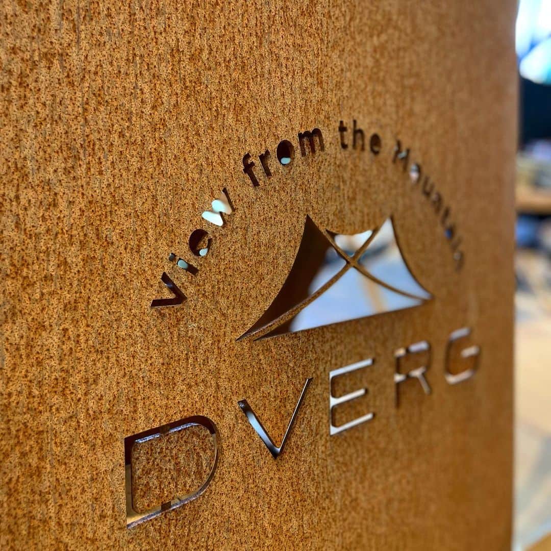 のインスタグラム：「【DVERGで人気のWEB完売商品がGA限定で入荷！】  本日よりDVERGコーナーを展開しています。 @dverg_official  WEB完売商品したアイテムも ご用意あります🙌  ・リトルブレイクスタンド ・マルチスタンド ・フィールドラック ・クサビ（予約５本まで） ・オールドムーン  DVERGとは  山・川・海と大自然あふれる福井県を拠点に活動するアウトドアブランド。 とにかくお洒落なカラーが人気です。  2019年のデビュー以来、名だたるブランドとの別注ギアを中心にセンスの光るアイテムを送り出しています♫  森の景観を崩さない「色や見た目」を大切にしており、もっと自然に溶け込むことで大きな感動を味わって欲しいと考えている。最近では伝統工芸や地場産業を活用した、オリジナルティ溢れるアイテムの開発にも注力しています。  お家で使用したくなるアイテムも🙌  その他 チェアやサングラスもご用意ありますので 是非この機会にDVERGに触れてみて下さい。  予約アイテムもございますのでご了承下さい^_^  ■THE GATE  福井県福井市定正町1216 TEL 0776-97-8848 * 営業時間：11:00~19:00(水曜定休） ＝＝＝＝ * #THEGATE #THEGATE_CAMP  #アウトドア #アウトドアショップ #アウトドアファッション #キャンプ #キャンプギア #ハイキング #福井  #ジャケット #パタゴニア #Patagonia #アウトドア女子 #アウトドア男子 #アウトドア好きな人と繋がりたい  #キャンプ好きな人と繋がりたい  #Spring #camp #outdoor #ドベルグ #dverg」