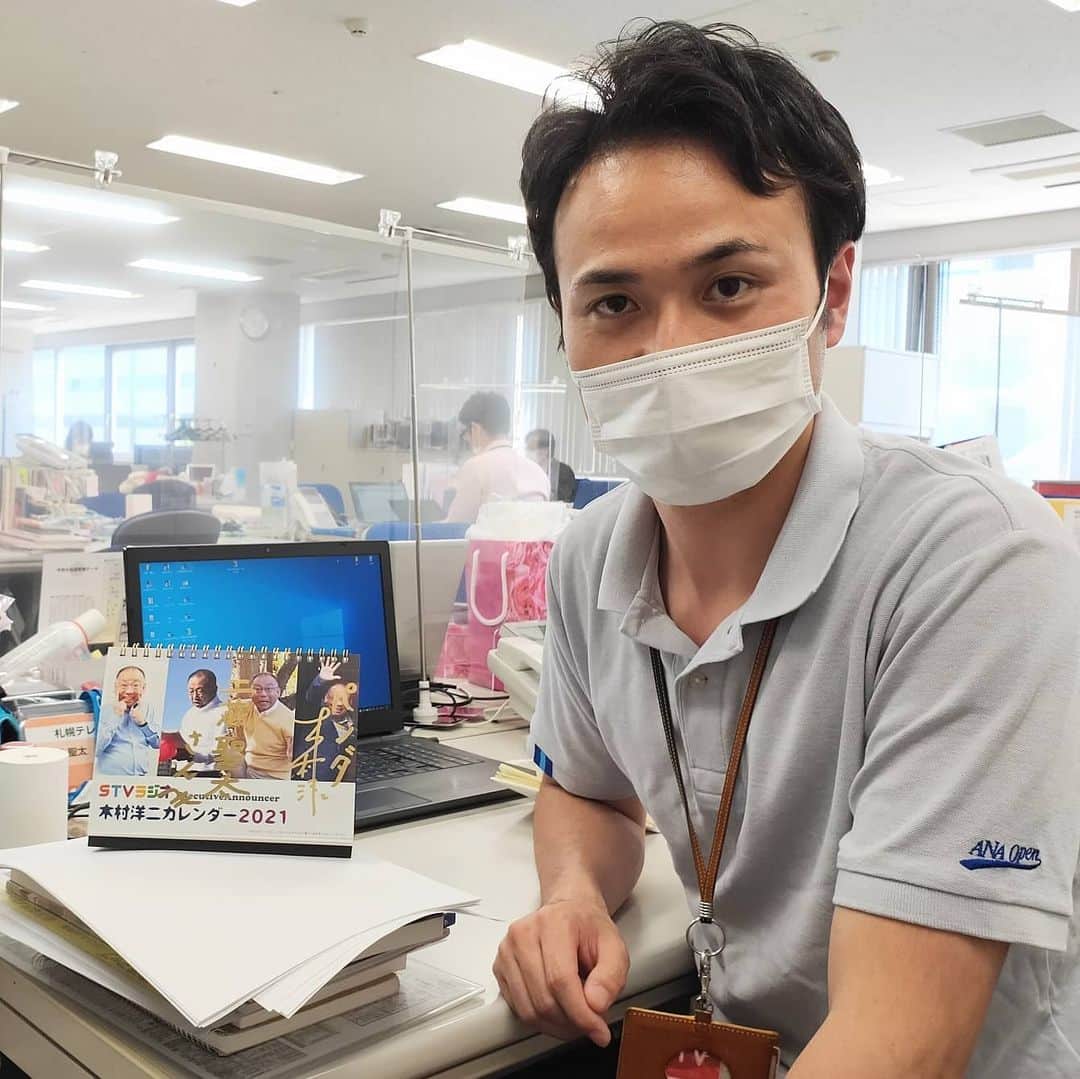 札幌テレビ「どさんこワイド朝」のインスタグラム：「今日の #ナニ派リサーチ では、 道民は、家に写真を飾っているのか調査しました。  工藤アナは、家に山の写真を飾っているそうですが、会社のデスクにはこんなものがありますよ！ . . #どさんこワイド朝 #工藤聖太  #木村洋二カレンダー #直筆サイン入り  #家には綺麗な山の写真  #いつかあの頂きに #放送中 #コメント」