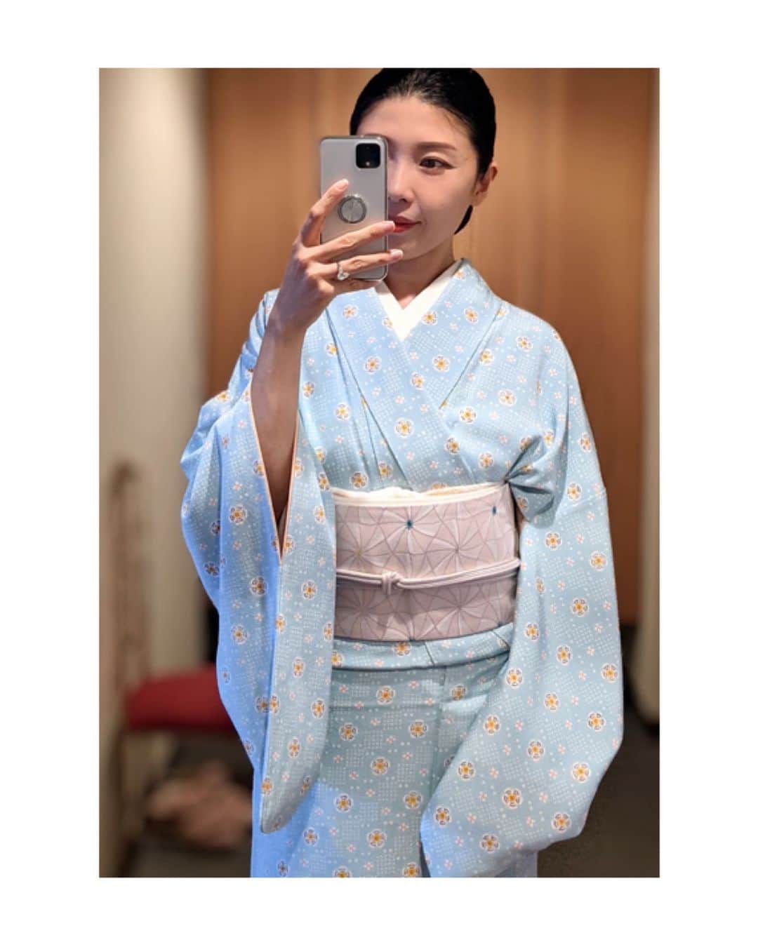 川村亜紀さんのインスタグラム写真 - (川村亜紀Instagram)「小紋ならでは柄×柄の組み合わせも楽しんでおります👘 ＊鏡に向かい撮影しておりますゆえ、反転して写っております。 #歌舞伎 をはじめ #お着物 や #日本の伝統 が長く守られ受け継がれますように。 #kimono #kimonocordinate #japanesekimono #japanesetradition #beautifultradition #lovekimono  #instakimono  #日本の伝統 #美しい伝統 #守るべきもの  #お着物と帯 #組み合わせ #楽しい #お着物の魅力  #小紋 #総柄小紋 #長吉呉服店 さん #名古屋帯 #京都一加 さん #亜紀の和装記録」6月10日 11時55分 - _aki1015_