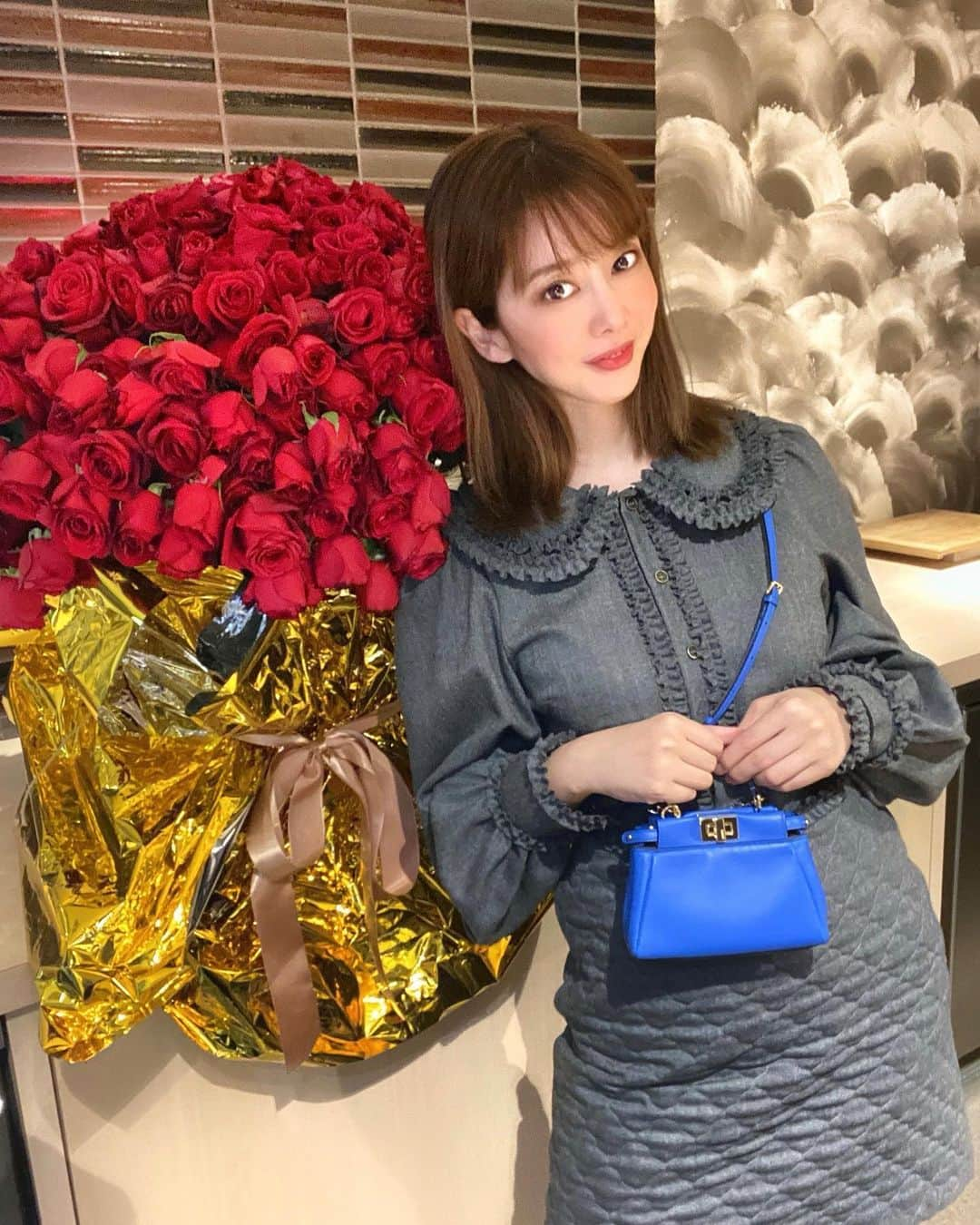 小川えりのインスタグラム：「1001本の薔薇🥀 鮨エンリケのOPEN祝いで頂いた🌹嬉しい！！ 毎日全国からご来店有難う空間🍣 · #fendi  #ミニピーカブー #鮨エンリケ」