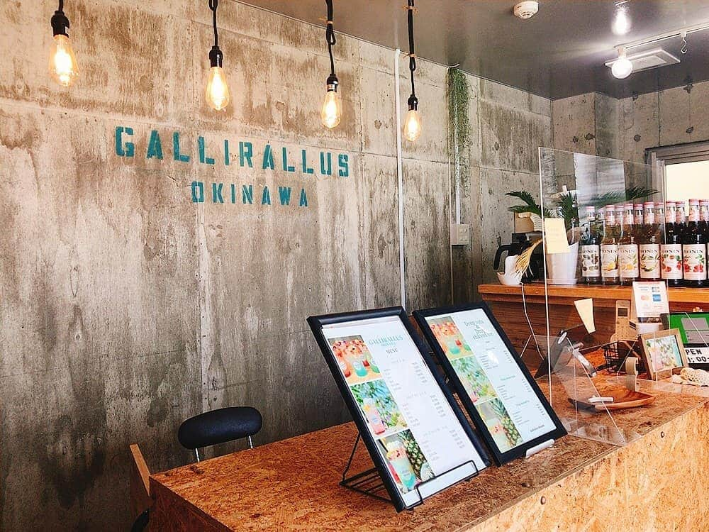 Tazumiさんのインスタグラム写真 - (TazumiInstagram)「棒立ち…🤔  ウミカジテラス、ランチ後のデザートは @gallirallus_okinawa さんのインスタ映えドリンクで暑さしのぎしました😍🍹✨  上の透明の丸いやつ、全部ゼリーでした🤔💕 お花入ってたりフルーツ入ってたり食べれるの面白い😚💐  私はハイビスカス味🌺を頼んだのですが、梅ソーダみたいな味でむしろ美味かった🤤✨  海と目の前の那覇空港から飛び立つ飛行機を真上に眺めて食べるデザート最高🥰🍍  .* *. *. .* *. #photo #photolate #instagood #model #japan #ドリンク #インスタ映えスイーツ #モデル #ソーダ #沖縄 #沖縄モデル #沖縄カフェ #沖縄グルメ #沖縄生活」6月10日 12時06分 - tazumi_0225