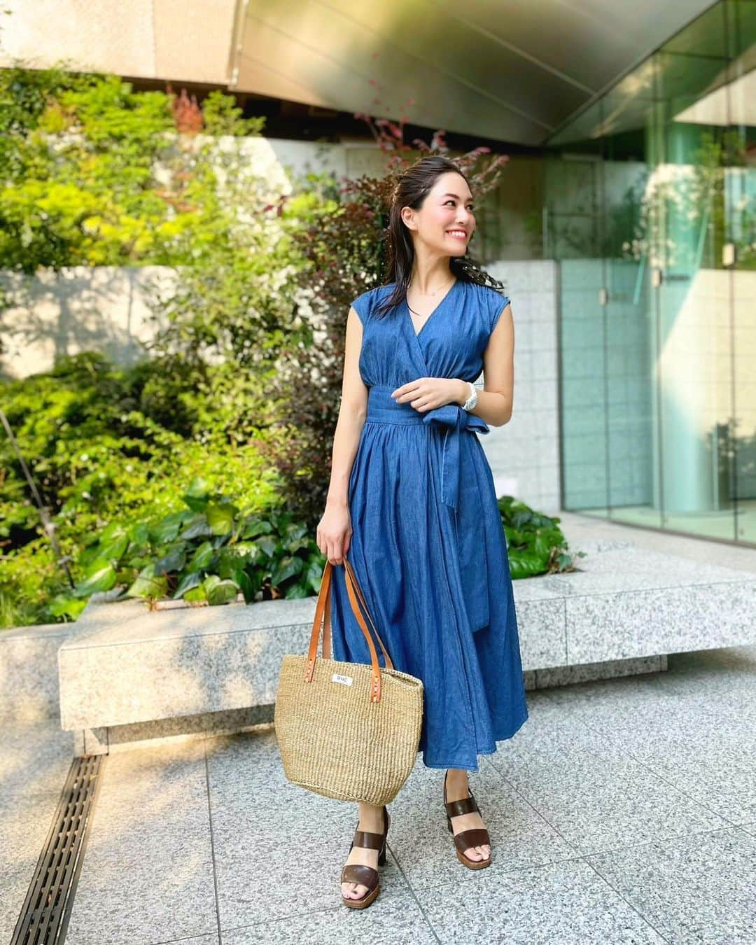 石井里奈さんのインスタグラム写真 - (石井里奈Instagram)「こんにちは☀️ . 今日は初夏のデニムコーデ👗💚 夏のデニムって可愛いよね♡ これにまたカゴ小物が合うんだなぁ〜❤️✨ . 海とかだったらこれに麦わら帽子とかもかぶりたいかも🥰✨ . dress... @and.couture  bag... @ronhermanstore  sandals... @dianashoespress  . このワンピース、デニムだけど生地が柔らかくてふんわり感が可愛い💚 ウエストにビッグリボンがついていて、そこもポイントだよ✌️✨ . 生地が柔らかくて薄いので、涼しいのも嬉しいー❤️ こちら予約商品なので是非チェックしてみてね🐵🎵 . 午後も頑張っていきましょう♡ . #りなまるコーデ #andcouture #アンドクチュール #デニムコーデ #デニム #デニムスカート #denimstyle #denim #デニムワンピース #カジュアルコーデ #夏服コーデ #夏服 #夏コーデ #夏カラー #カゴバッグ #ロンハーマン #ronherman #rhc #dianashoes #ヘアアレンジ #夏ヘア #夏小物 #サンダル #サンダルコーデ #休日コーデ #今日のコーデ #きょコ #コーデ #コーディネート #アラサーコーデ」6月10日 12時17分 - ri7tin1025