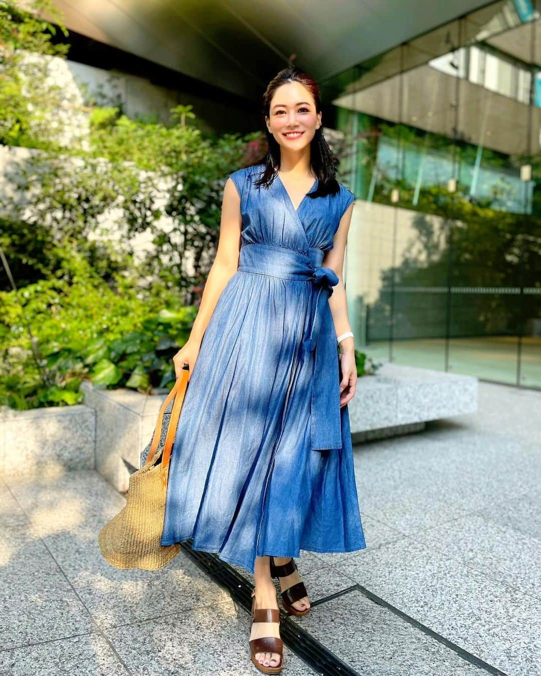 石井里奈さんのインスタグラム写真 - (石井里奈Instagram)「こんにちは☀️ . 今日は初夏のデニムコーデ👗💚 夏のデニムって可愛いよね♡ これにまたカゴ小物が合うんだなぁ〜❤️✨ . 海とかだったらこれに麦わら帽子とかもかぶりたいかも🥰✨ . dress... @and.couture  bag... @ronhermanstore  sandals... @dianashoespress  . このワンピース、デニムだけど生地が柔らかくてふんわり感が可愛い💚 ウエストにビッグリボンがついていて、そこもポイントだよ✌️✨ . 生地が柔らかくて薄いので、涼しいのも嬉しいー❤️ こちら予約商品なので是非チェックしてみてね🐵🎵 . 午後も頑張っていきましょう♡ . #りなまるコーデ #andcouture #アンドクチュール #デニムコーデ #デニム #デニムスカート #denimstyle #denim #デニムワンピース #カジュアルコーデ #夏服コーデ #夏服 #夏コーデ #夏カラー #カゴバッグ #ロンハーマン #ronherman #rhc #dianashoes #ヘアアレンジ #夏ヘア #夏小物 #サンダル #サンダルコーデ #休日コーデ #今日のコーデ #きょコ #コーデ #コーディネート #アラサーコーデ」6月10日 12時17分 - ri7tin1025