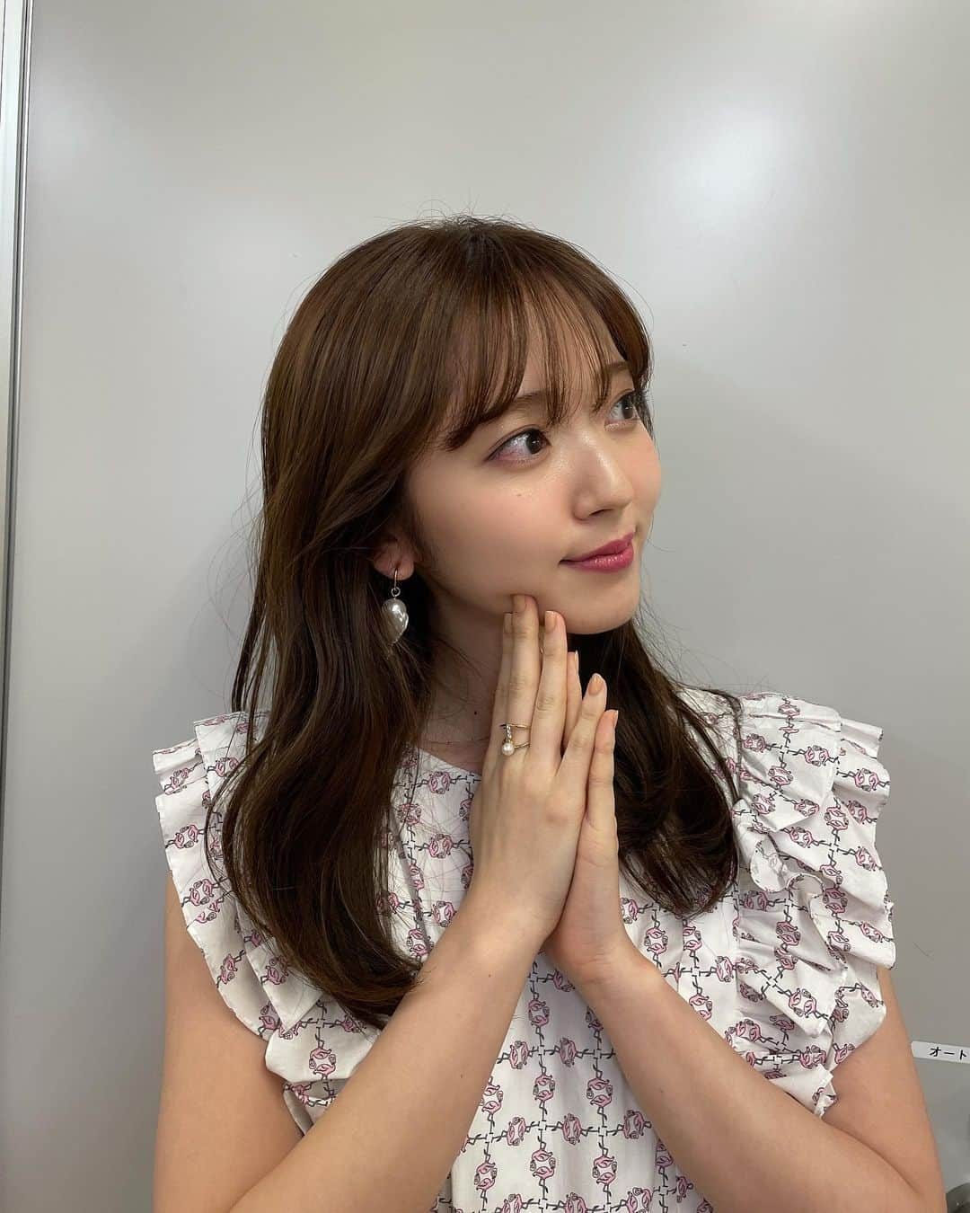 鈴木愛理さんのインスタグラム写真 - (鈴木愛理Instagram)「✴︎﻿ 本日！木曜はクラシックTV！﻿ 先週の衣装紹介をしていなかったので載せます✨﻿ ﻿ 先週は、#松井玲奈 さんをお迎えして、#天才作曲家たちのキケンな恋愛 特集でした💘﻿ ﻿ まだまだ話せそうなくらい楽しかった収録。﻿ 松井さんの朗読もとっても素敵でした🥺🥺🥺﻿ ﻿ 夜は見れない！という方は﻿ 是非再放送でご覧くださいね✨﻿ ﻿ ＊ring: @abiste_official  ＊earring: @__ripsalis__  ＊dress: @doublestandard_official  ﻿ 今夜はQueen特集！！！﻿ 22:00からミテネ🥰﻿ ﻿ #クラシックTV」6月10日 12時19分 - airisuzuki_official_uf