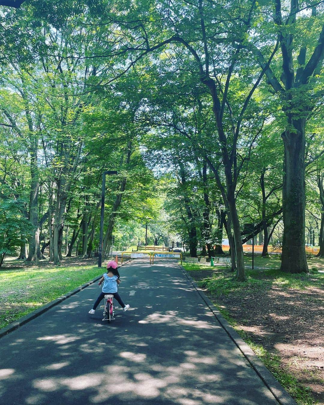 井上和香さんのインスタグラム写真 - (井上和香Instagram)「. 自転車練習🚲  貸切状態でラッキー！ 緑が綺麗で癒される . #自転車練習はじめました #誕生日までに乗れたらいいな #がんばれ #お母さんは汗だくです」6月10日 12時24分 - inoue_waka