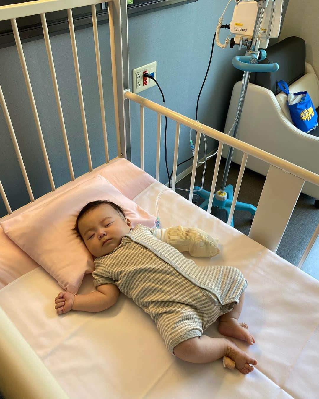 岡田義徳さんのインスタグラム写真 - (岡田義徳Instagram)「楽しく育児をVo.10  入院した。  昨日、下の子がRSに感染したとの事で緊急入院しました。。 暫く、ぜーぜーと息をしていたのもあり病院に行くとRSですねと。 入院と聞いて、妻が涙していたのが印象的で、入院して良くなるとしてもやはり、乳児にはしんどいだろうな、嫌、母は一番しんどいだろうなと。 RSと言っても感染症、コロナでなかった事を喜ぶべきかと、複雑な思いでした。  夜、仕事を終えて、兄ちゃんを妻が見てくれるとの事で様子を見に行くとフガフガしていたので、 抱っこしたら、嬉しそうな顔をしてくれて涙がでそうになった。 痛々しい点滴の為の腕、 小さいのに頑張ってるなって。  ミルクをあげて、寝かしつけて家に帰り、 妻に、なんだか寂しいねって話をしました。  早く良くなります様にと祈る毎日です。 同じ経験をされた方、されてる方もいると思います。 早く元気になりますように。。 皆様もお気をつけてください。  がんばれ我が子。  #楽しく育児を#RS#初めての入院#がんばれ我が子」6月10日 12時35分 - yoshinori_okada_44