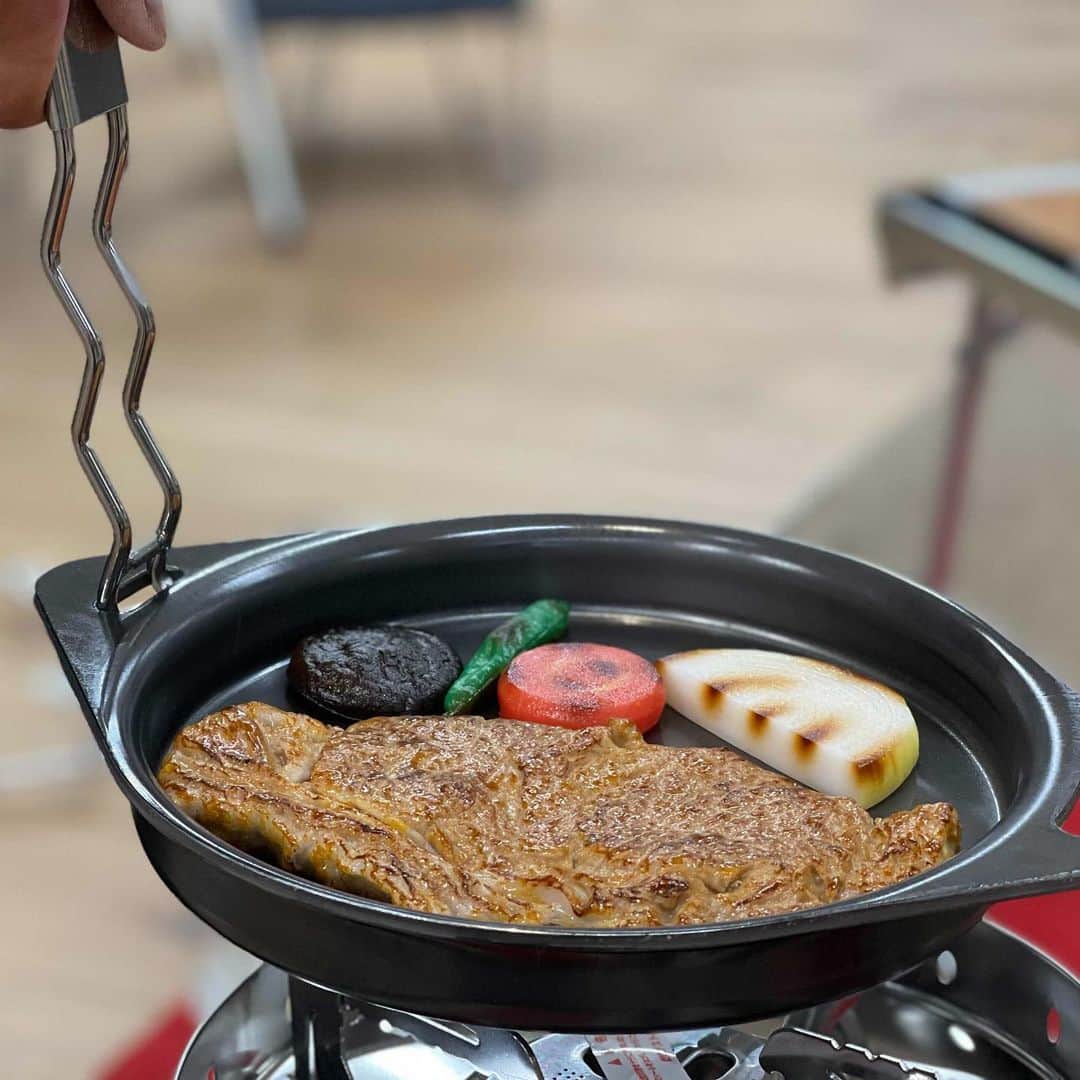 のインスタグラム：「【お料理好きのキャンパーさん必見！】黒皮鉄板のダッチオーブンでもお馴染みのユニフレームからリッド付きの鉄板が登場しました！ 深さが2.5cmなのですき焼きやパエリアなどもオススメです☝️また、リッドがついているので厚切り肉のステーキ🥩やハンバーグなど中まで熱が通りにくいものでも蒸し焼きにすることができます。 直径も25cmでソロキャンやデュオキャンにもピッタリ！お料理の幅が広がること間違いなしの鉄板です。  ■ブランド名：ユニフレーム ■商品名：ラウンド鉄板&リッド ■サイズ：(約)直径25×30×(高さ)6cm(鍋深2.5cm) ■素材：鉄板／黒皮鉄板4.5mm厚加工 フタ／ステンレス鋼 ツマミ／フェノール樹脂 ■重量：(約)2.1kg ■生産国：日本 ■税込価格：5,500円 * * ★こちらの商品は店頭のみの販売となり、お一人様ひとつまでとさせていただきます。お取り置き、発送は承っておりません。ご了承のほどお願いいたします★ 詳しくはこちらのダイレクトメールにてお問い合わせください！ →→→ @thegate.camp * * ■THE GATE  福井県福井市定正町1216 TEL 0776-97-8848 * 営業時間：11:00~19:00(水曜定休） ＝＝＝＝ * #THEGATE #THEGATE_CAMP  #アウトドア #アウトドアショップ #アウトドアファッション #キャンプ #キャンプギア #ハイキング #福井  #paypay #ユニフレーム #uniflame #黒皮鉄板 #リッド付き鉄板 #キャンプ飯 #クッカー #ソロキャン #デュオキャン #BBQ」