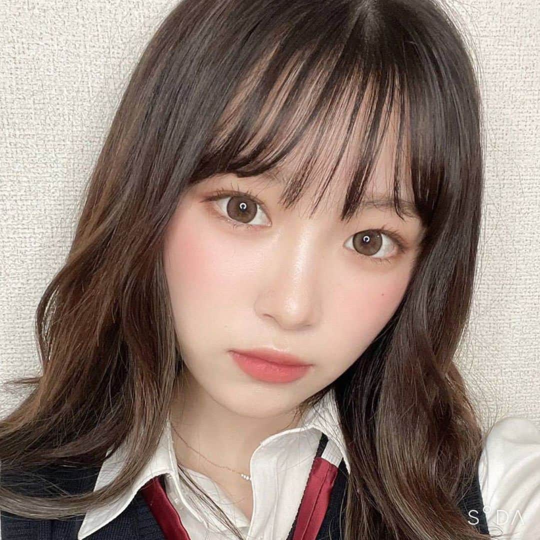 平野夢来（ゆぴぴ）のインスタグラム：「今流行りの感じで髪を巻いてみたのでそれに合わせてSODAのスタイルで可愛い赤リップとチークのメイク色々足してみました❕💖  2枚目は私がお気に入りのapricot(アプリコット)です~❕ 肌が白っぽくなって女の子らしくなるので可愛い~の❕ ちなみに服は流行りの紺のベストを着てjkしたよ~んｯ 赤リボンと赤リップ。。最高の組み合わせ😘💖  #SODA ##盛り方は自分次第　#可愛いフィルター　#sjk#jkにしか出来ないこと #制服　#sjkの素敵な思い出」