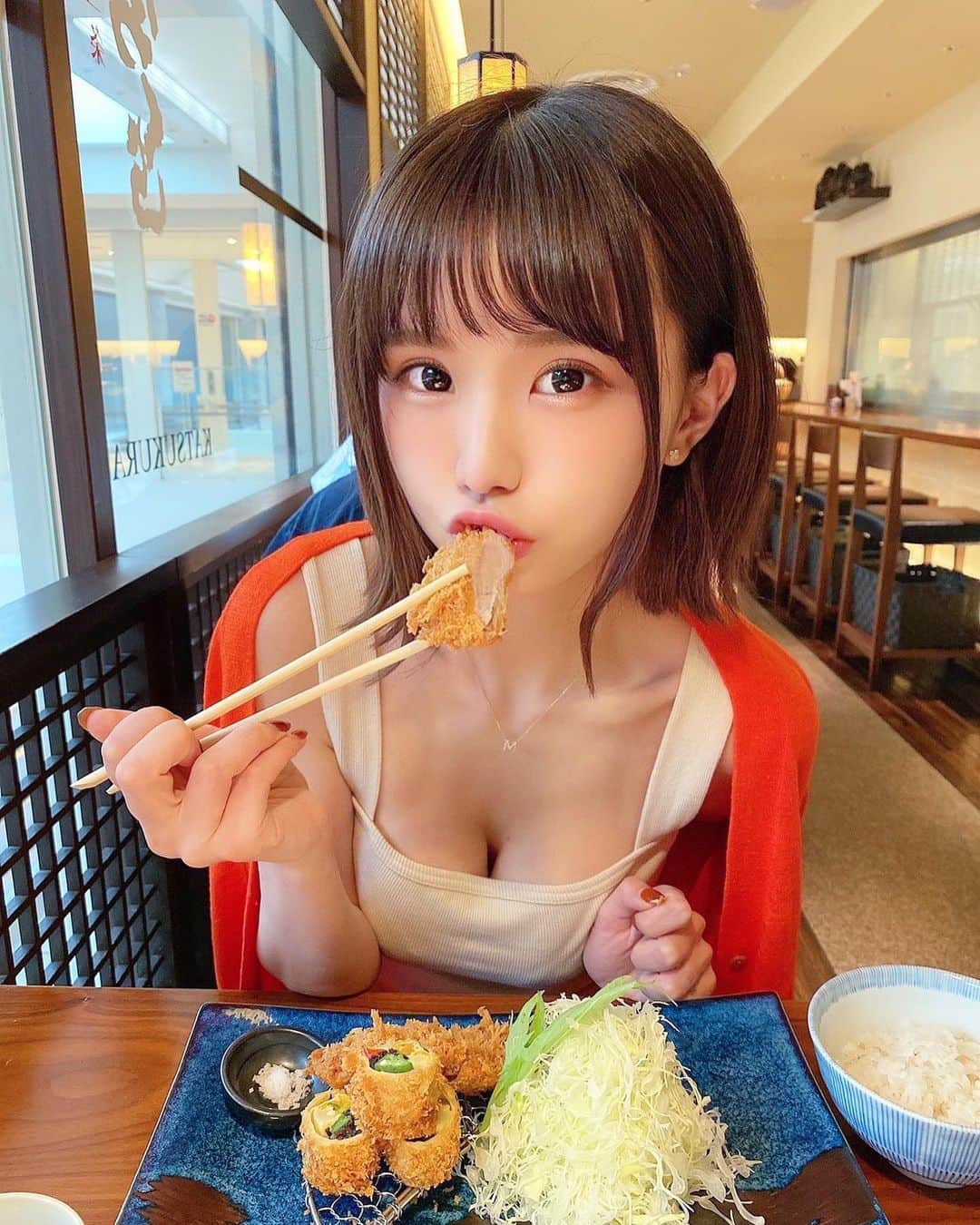 みもれもんさんのインスタグラム写真 - (みもれもんInstagram)「Tonkatsu for lunch.  I'm coming to eat!  Do you guys know Tonkatsu?  I'm fried pork!🐽💘 ・ ・ ヤッホォ〜〜〜☀️🍋 ランチにトンカツを食べに来てま〜す🐽 久しぶりに揚げ物たべたら 美味しすぎて美味しすぎて🤤💓 完食したところっ⊂( ・ ̫・ )⊃三笑💓 ご飯は目をつぶって味わぅタイプです🤤 みんなもトンカツ好きですかー？？🐖 ・ ・  #mimoremon #camera #Japan #fashion #japanese #2021 #みもれもん #インスタグラビア #ショートヘア #ボブ #黒髪 #カメラ #日本女孩 #大人女子 #一个人生活 #日本女孩 #ランチ」6月10日 13時25分 - mimore_mon0929