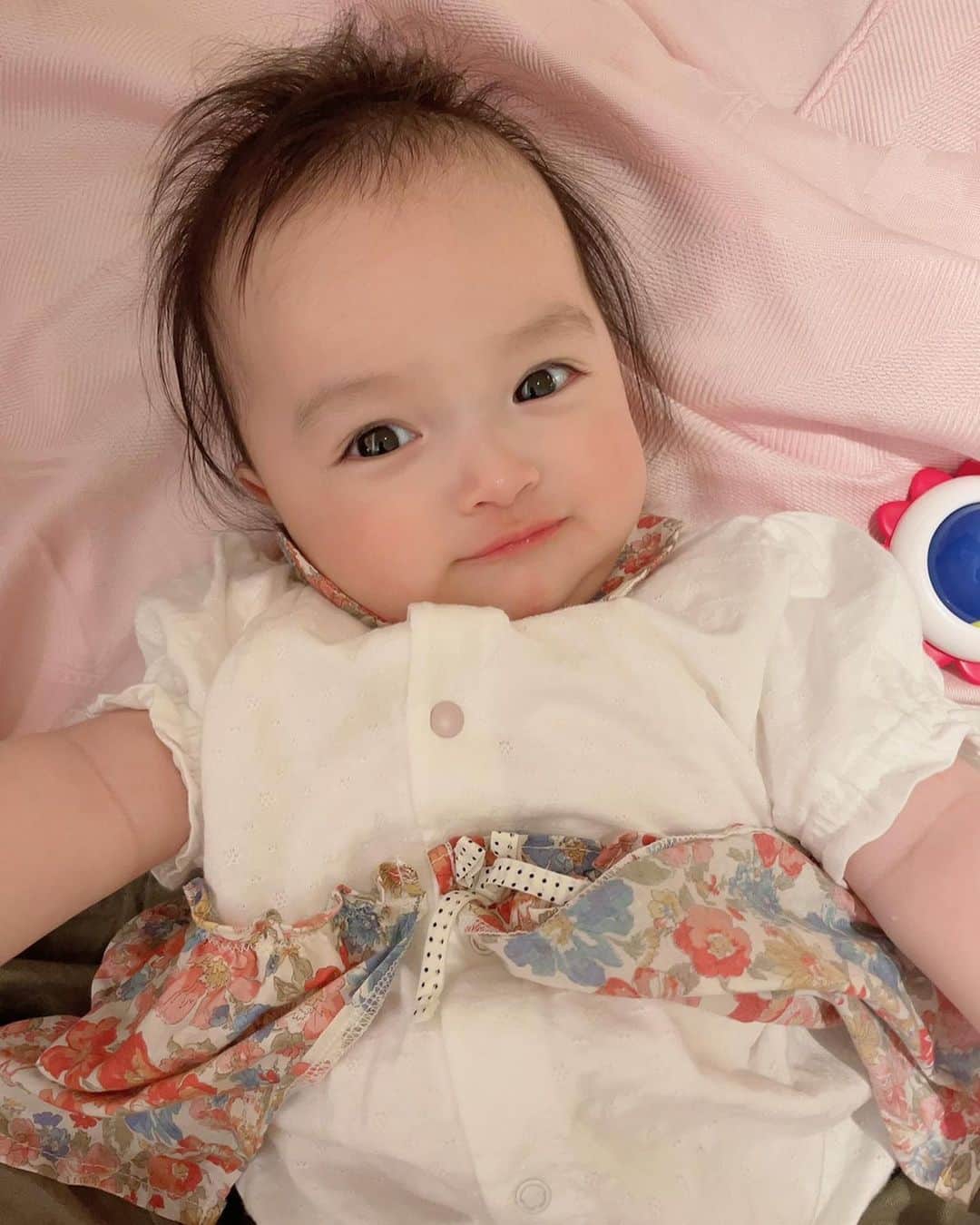 アレクサンダーのインスタグラム：「今日もお届けします❤️ 可愛すぎる美人ちゃん❤️ #赤ちゃん #娘 #baby」
