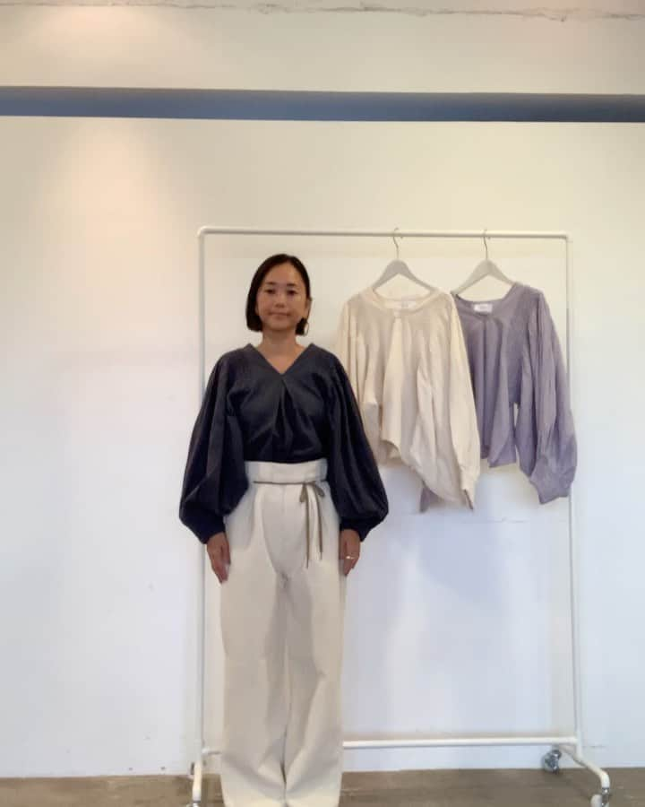 Shikica Tokyo & KiiRAのインスタグラム：「SMOCKING TUCK BLOUSE CREPE TUCK PANTS  #kiira #21ss #collection」