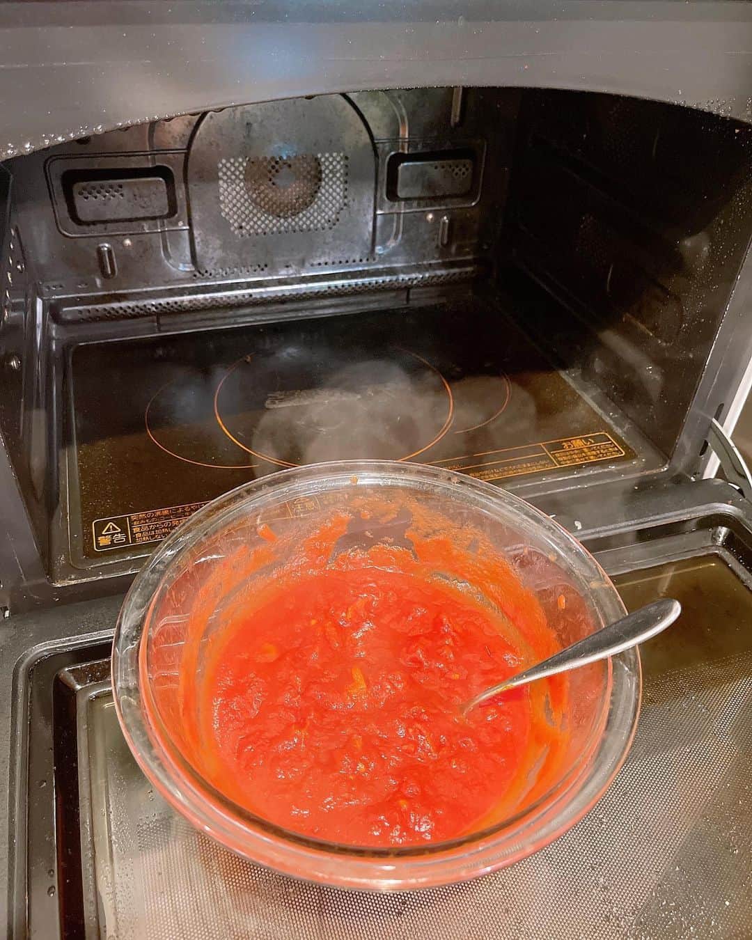 みきママさんのインスタグラム写真 - (みきママInstagram)「【ランチは10分でできるチキンジャンバラヤです！！】  今日は私、撮影なので、ランチは10分でできるチキンジャンバラヤにしました✨  まず鶏肉を蓋をして両面8分焼いて、焼いてる間にトマトソースをレンジで8分加熱して、鶏肉が焼けたら、ご飯と玉ねぎをカレー粉などで炒めて、ご飯に全部のせたらできあがり‼️  れんくん今日はリモート授業です💁‍♀️  はる兄はね、昨日、洗濯をたたまず、弁当箱出さないので、お弁当は作りませんでした💦💦  毎日きちんとたたんで、お弁当箱を出したら、お弁当作ってあげます。  働かざるもの食うべからずです✊✊✊  #みきママ　#ジャンバラヤ　#チキンジャンバラヤ」6月10日 13時41分 - mikimama_official