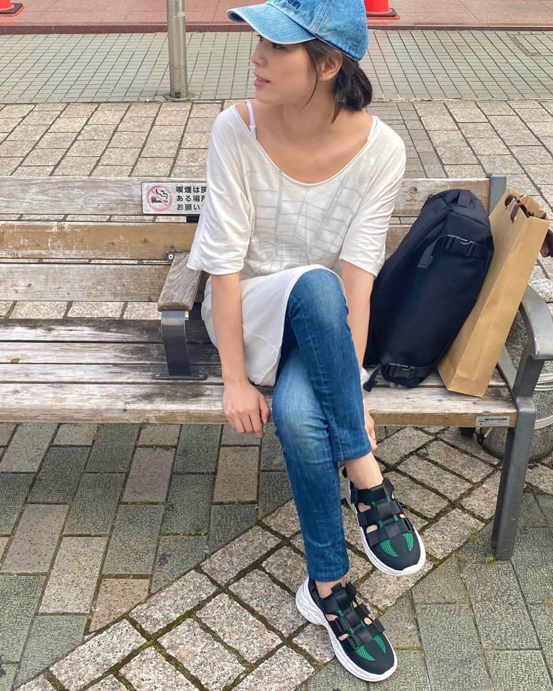 工藤采佳さんのインスタグラム写真 - (工藤采佳Instagram)「もう夏かな？ってくらい暑い毎日🔥 事務所に行く用事があって、その帰り道に… 出会ってしまったサンダル🥰✨ 見つけた瞬間に一目惚れしたっ🩴😍✨ 今年はこのサンダルばかりになりそう😊💓  軽いしフィット感もあるしデザインも可愛いし もう最高！！！＼(^o^)／ワーイ🙌✨✨  #maisonmaverickpresents#サンダル#b2#bsecond #スポサン#スポーツサンダル#新作#サンダルコーデ#足元コーデ #ファッション#コーデ#アラサーコーデ#散歩#自由が丘 #お気に入り#一目惚れ#夏コーデ#レディース#レディースファッション」6月10日 13時44分 - kudo__ayaka