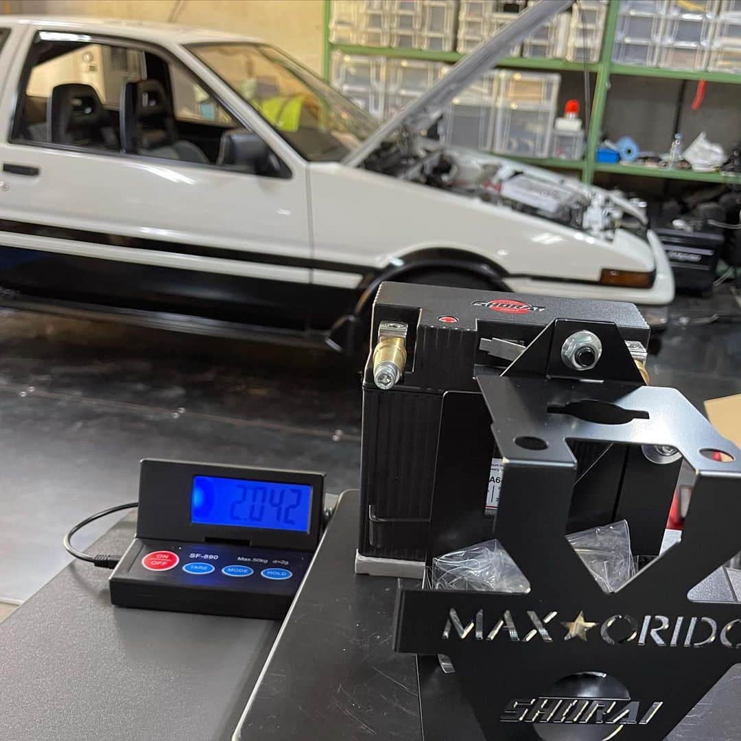 織戸学のインスタグラム：「やっと出来ました  AE86 パワーチェック  マジカルヒューズ ナノブラック仕様  SHORAI MAX ORIDO バッテリーセット  結果は？ ノーマル 吸気系ノーマル 排気 フジツボタコ足 SARDスポーツ触媒 フジツボマフラー  125.8ps トルク130.1Nm  マジカルヒューズナノブラック交換 馬力 128.2ps トルク 134Nm  SHORAI 馬力130.9ps トルク 136.3Nm  はっきり言って 効果絶大  ヒューズは、 上の回転で 効果高し  バッテリーは、 下からトルクで立ち上がる  この二つの組み合わせは、 素晴らしい。  乗ってて 全然違うから、 誰でもわかるだろう。  バッテリーの 軽量化 7.8kg  これがフロントオーバーハングに有るので ハンドリングも変わります。  近いうちに 発売開始。  織戸学」