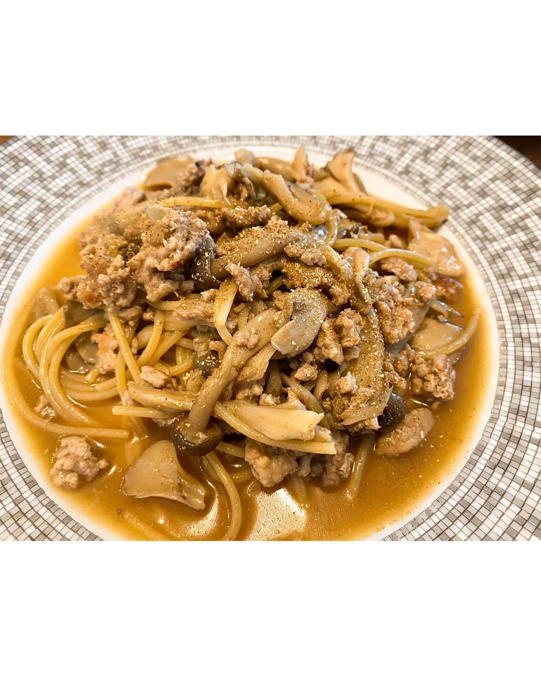 おのののかのインスタグラム：「＊ 昨日ストーリーに載せた豚赤身の挽肉を使った簡単レシピ 挽肉ときのこの和風スパゲッティ🐷🍴  ①フライパンにオリーブオイルを熱し、豚挽肉80gを崩さずに焼く。(冷凍肉の場合は蓋をして焼く)  ②焼き目がついたら裏返し、きのこ、お好みで刻みニンニク、塩少々加えて蓋をする。(私はいつもきのこは安いときに買って冷凍しておきます❄️冷凍すると旨み、栄養が上がるみたい。)  ③豚肉の裏面にも焼き目がついたら同じフライパンに、 麺つゆ大さじ２くらい、 具がひたひたになるくらいのお湯(300mlくらい)、 乾麺50g(具が多いから私は少なめ。お好みで) を入れて蓋をして麺の表記してある茹で時間より２分短く煮込む。 (フライパンに麺が入らない場合は半分に折っちゃえ。)  ④蓋をあけて、豚肉をほぐしながら全体を混ぜて残り２分ほど麺の固さを確認しながら水分を飛ばす。  ⑤お皿に盛り付けて、お好みで山椒や胡椒、海苔、ネギ、バター、納豆など盛り付けて完成〜。 スタミナつけたいときは最後炒め終わるタイミングで、ニラ入れちゃっても🥺💪  味付けは目分量なので濃い薄いあったら麺つゆの量を調整してみてください🙏  今回みたくお肉を崩さず焼き目を付けてからほぐすと肉肉しくて美味しいです✨ 赤身の挽肉はやっぱりパサパサしがちなので、色々と研究中🥸📝  麺つゆは、つゆの素ゴールド塩分控えめが好き🥺✨ 今回パスタはグルテンフリーのを使いました🌽(夫はやはり普通のパスタが好きみたい。笑)  具材も色々アレンジできちゃうし、 フライパンひとつで洗い物も楽々です〜！  #ののレシピ  #のの飯　的な何かいいのあるかな？笑」