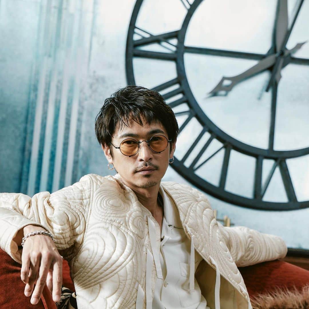 窪塚洋介のインスタグラム：「2年ぶりくらいにフープピアスと丸メガネして、6月中旬から流れるTVCM撮った。  何かはまだ言えないけど、 ヒントは"20時"☝️  お楽しみに♪」