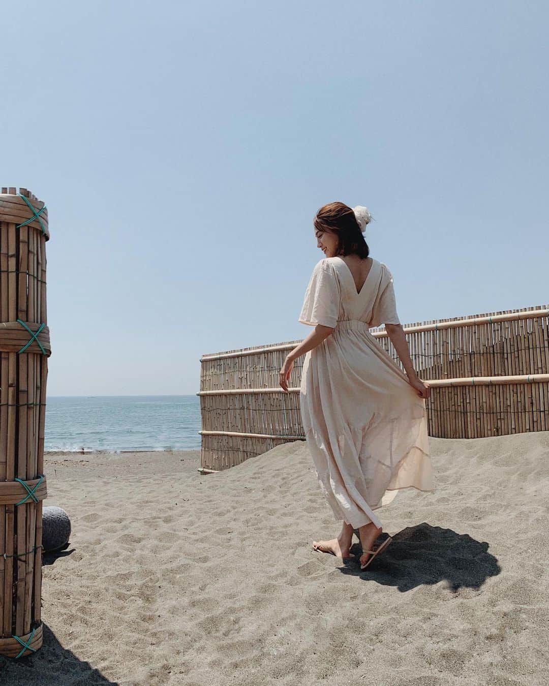 志田友美（ゆうみん）のインスタグラム：「Sun🌵🌈  最近ほんと暑くて最高だね❤️‍🔥 どんどん焼けるわ👱🏾‍♀️ みんな元気してる🌞？  このワンピ着心地ばつぐん🌻⭕️ 👗 @tothesea_hawaii」