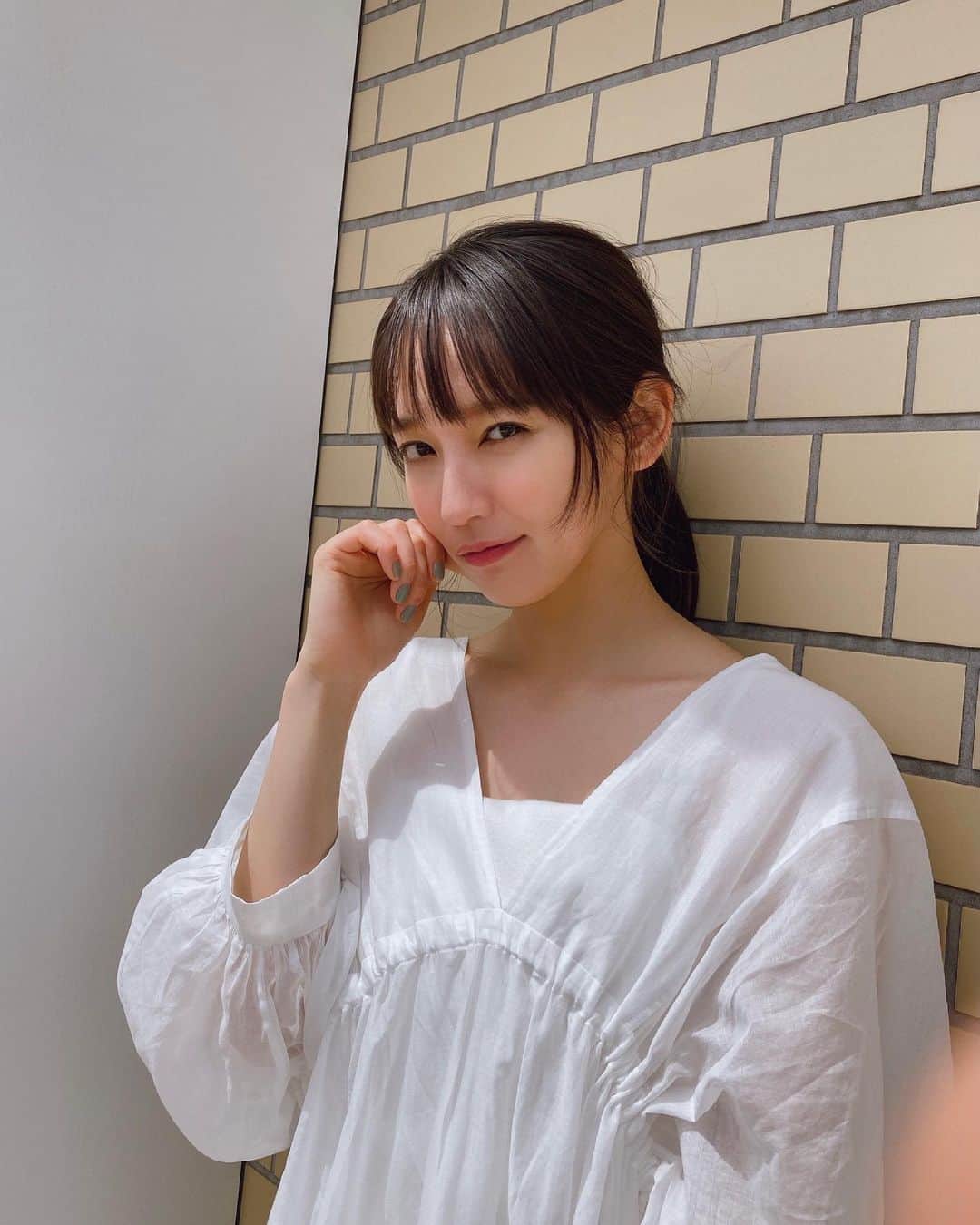 吉岡里帆（マネージャー）のインスタグラム：「発売中のsteady.7月号の表紙に登場しております🌱 こちらはスタジオのバルコニーにて。 （右下に写り込むわたしの指…😞）  @steady_tkj   さて、今夜22時はドラマ『レンアイ漫画家』第10話！ 先週ついにお付き合いを始めた刈部さんとあいこさん。 最終話を前に、もう一波乱あるのか、ないのか、、どうなのか、、 ぜひみなさんの目で見届けていただければと思います！  @renai_mangaka   #いつかの吉岡さん」