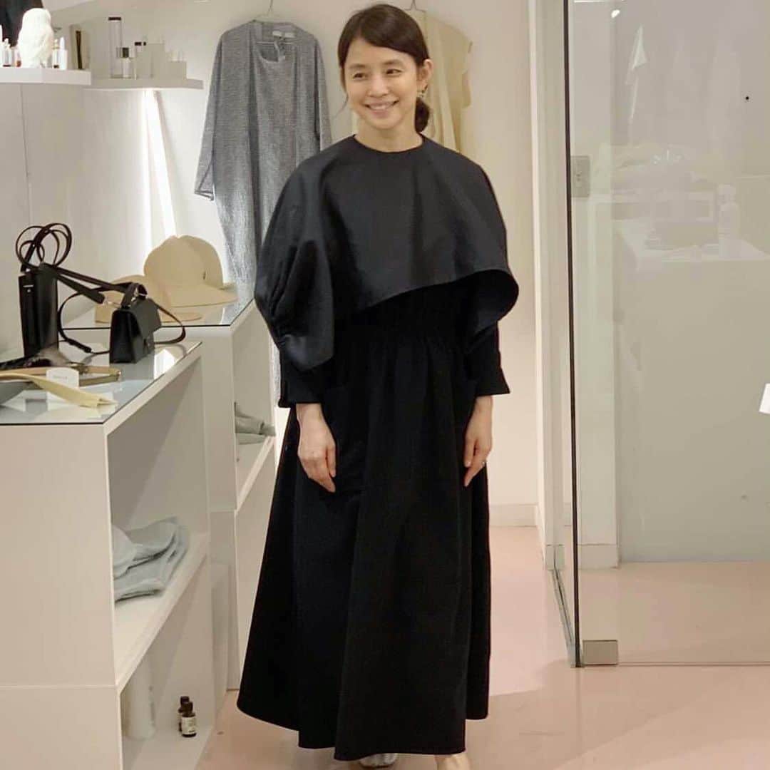 石田ゆり子さんのインスタグラム写真 - (石田ゆり子Instagram)「秋の服を試着👀😆 とっかえひっかえ さまざまな服を着る。 私の好きな服は 体を入れるとその人自身になる服、かなぁ。 体を入れた時の気分。 それが1番大切😊😊」6月10日 14時29分 - yuriyuri1003
