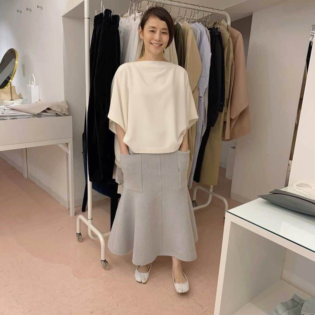 石田ゆり子さんのインスタグラム写真 - (石田ゆり子Instagram)「秋の服を試着👀😆 とっかえひっかえ さまざまな服を着る。 私の好きな服は 体を入れるとその人自身になる服、かなぁ。 体を入れた時の気分。 それが1番大切😊😊」6月10日 14時29分 - yuriyuri1003
