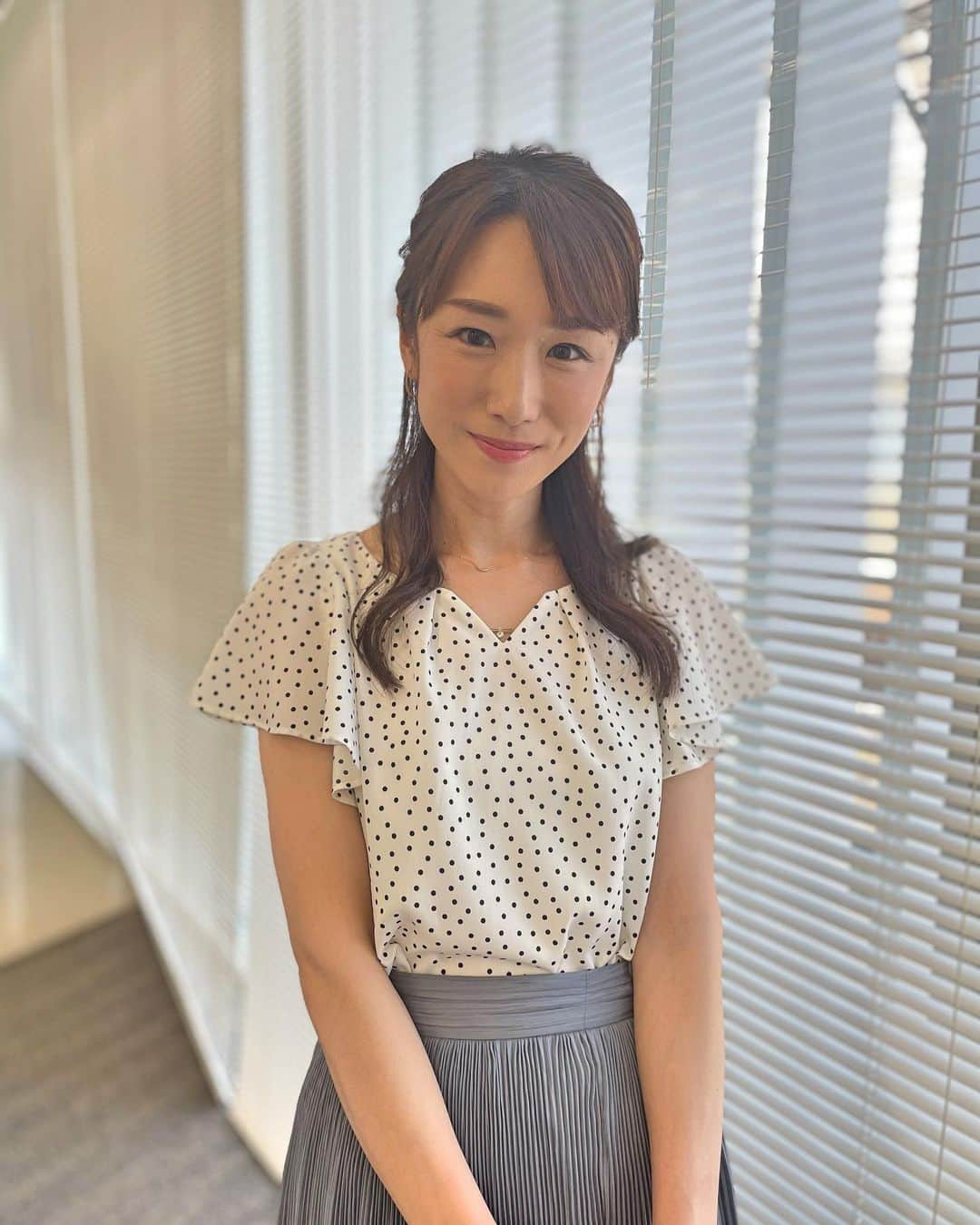 堂真理子さんのインスタグラム写真 - (堂真理子Instagram)「今日も暑いですね☀️💦熱中症には十分お気を付け下さい✨ 本日の「ワイド！スクランブル」の衣装は、  ☆ブラウス,スカート… #PROPORTION BODYDRESSING ☆アクセサリー… #ete  でした🥰 明日もよろしくお願いします♫   #大下容子ワイドスクランブル #ワイドスクランブル #ニュース #テレビ朝日 #堂真理子 #アナウンサー #アナウンサー衣装」6月10日 14時38分 - mariko_do