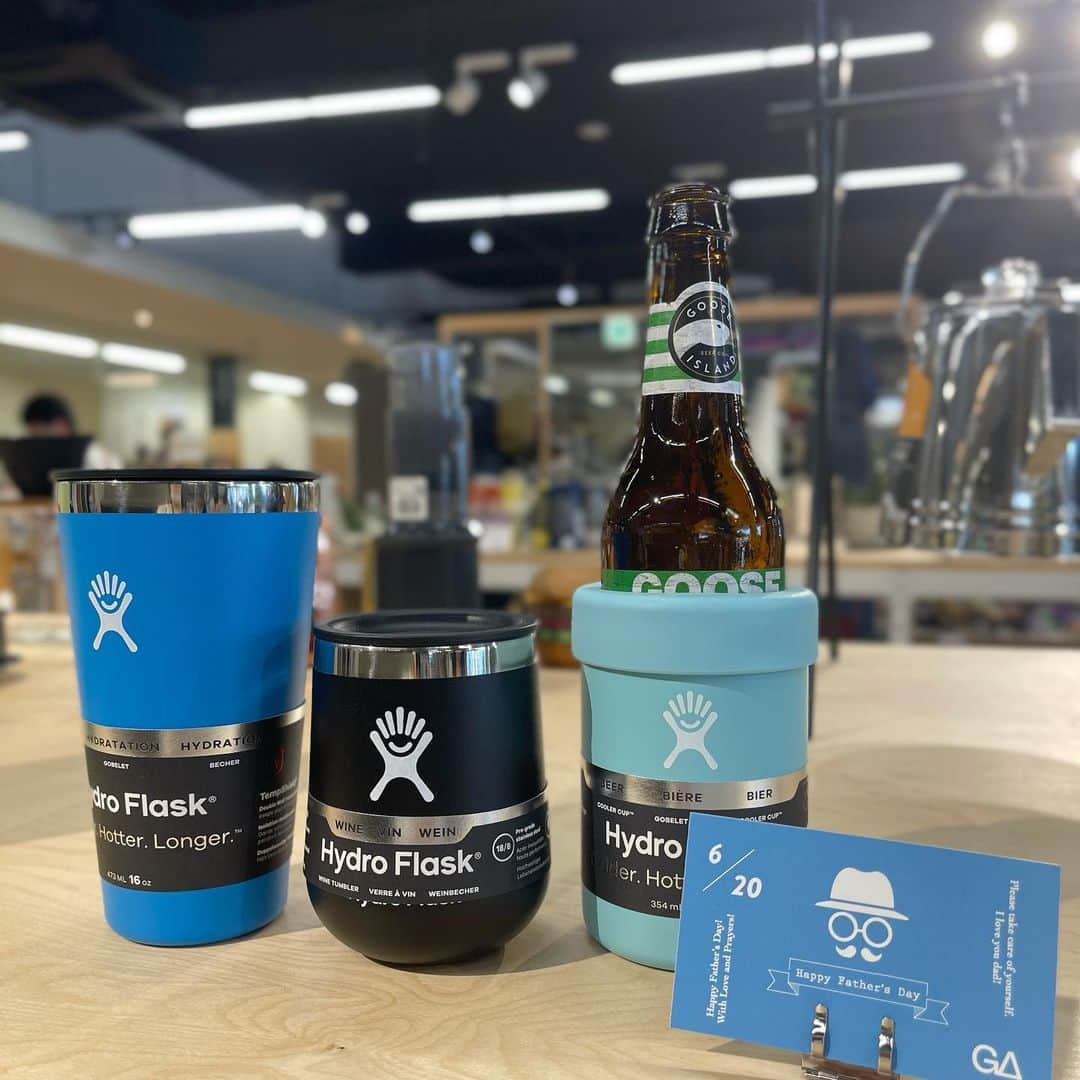SUNDAY MOUNTAINさんのインスタグラム写真 - (SUNDAY MOUNTAINInstagram)「【父の日の準備もお忘れなく👨‍👩‍👦】  皆様、6月20日の父の日のプレゼントの準備はお済みですか？？  今回は、当店の男性スタッフに聞いた ｢こんなの貰ったら嬉しい😃🎶｣ そんな商品をご紹介させていただきます❗  STANLEY スタッキング真空パイント ¥2.500+tax  アメリカ生まれのブランド｢STANLEY｣の保冷・保温共に優れたタンブラーです❗️ STANLEYらしい無骨なデザインはなんともオトコ心をくすぐります☺️ 容量も0.47Lと、丁度良い飲みきりサイズ👏 毎日の晩酌にピッタリですね🍺  THE GATEでは 父の日のプレゼントにピッタリの商品を多数ご用意しております🙌  当店ではラッピングも承っておりますので、お気軽にスタッフまでお声かけ下さい。  * ■THE GATE 福井県福井市定正町1216 TEL 0776-97-8848 * 営業時間：11:00~19:00(水曜定休) ＝＝＝＝＝ * * #THEGATE  #福井#fukui #アウトドア #アウトドアショップ #アウトドアファッション #キャンプ #キャンプギア #STANLEY #スタンレー  #タンブラー  #happyfathersday  #父の日  #父の日プレゼント  #おうちキャンプ  #ベランピング」6月10日 14時30分 - sundaymountain