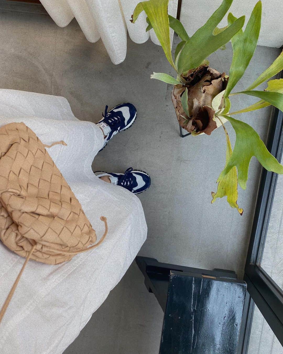 近藤千尋のインスタグラム：「晴天で、撮影日和でしたー📷😍 今日の私服の 白ワンピースにスニーカー👟は 昔から大好きな組み合わせ❗️ 私の中でテッパンコーデだ🌼🌼  #私服」