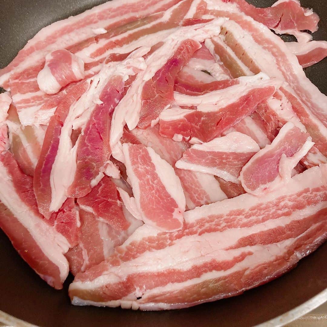 安藤優子さんのインスタグラム写真 - (安藤優子Instagram)「では、「元気モリモリのカリカリ豚」アップします‼️  レシピはほとんどありません！ごめんなさい。  豚バラのスライスをひたすら焼きつけて、脂をキッチンペーパーに吸わせてカリカリに焼き上げるだけです。カリカリ度はお好みですが、私は写真のようにかなりカリカリにしてしまいます。 気長に焼いてくださいね!  その間にネギソースを作ります。ネギは青いところも全部みじん切りに。ごま油、おろしニンニク、塩胡椒、お醤油を混ぜて、電子レンジで1分チン。おしまい！ さっぱり好みの方は、チンしてからお酢を加えてください。すべてお好みの量で。  カリカリになった豚バラをを、レタスやエゴマの葉、キムチをのせて、ネギソースをかけてガブリといってください!  もっと元気になりたい方は（笑）、ネギソースにニラを刻んで入れても！  脂を落としていますので、バンバン食べても重い感じか全くありません。  ぜひ、この暑さにグッタリの身体に、豚肉のビタミンBやキムチの発酵パワー、ネギの青い部分はβカロティンが免疫力アップしてくれます。 ぜひお試しを!  #豚バラカリカリ焼き  #元気モリモリ レシピ #安藤優子」6月10日 15時24分 - yukoando0203