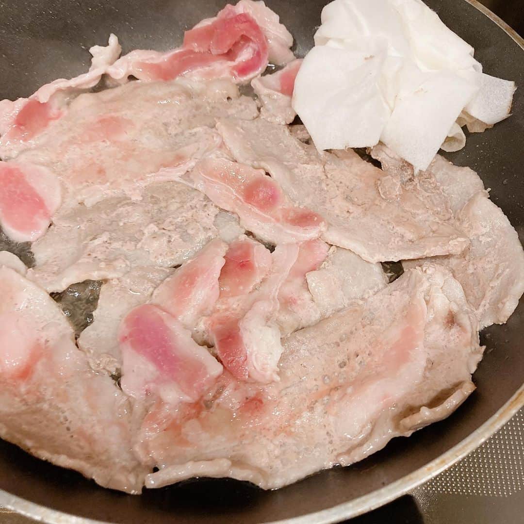 安藤優子さんのインスタグラム写真 - (安藤優子Instagram)「では、「元気モリモリのカリカリ豚」アップします‼️  レシピはほとんどありません！ごめんなさい。  豚バラのスライスをひたすら焼きつけて、脂をキッチンペーパーに吸わせてカリカリに焼き上げるだけです。カリカリ度はお好みですが、私は写真のようにかなりカリカリにしてしまいます。 気長に焼いてくださいね!  その間にネギソースを作ります。ネギは青いところも全部みじん切りに。ごま油、おろしニンニク、塩胡椒、お醤油を混ぜて、電子レンジで1分チン。おしまい！ さっぱり好みの方は、チンしてからお酢を加えてください。すべてお好みの量で。  カリカリになった豚バラをを、レタスやエゴマの葉、キムチをのせて、ネギソースをかけてガブリといってください!  もっと元気になりたい方は（笑）、ネギソースにニラを刻んで入れても！  脂を落としていますので、バンバン食べても重い感じか全くありません。  ぜひ、この暑さにグッタリの身体に、豚肉のビタミンBやキムチの発酵パワー、ネギの青い部分はβカロティンが免疫力アップしてくれます。 ぜひお試しを!  #豚バラカリカリ焼き  #元気モリモリ レシピ #安藤優子」6月10日 15時24分 - yukoando0203