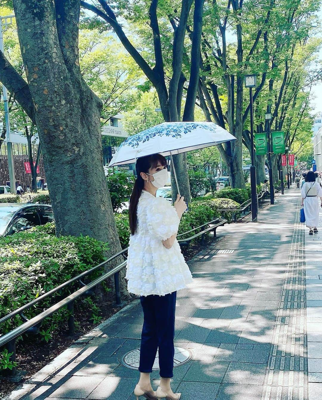 君島十和子さんのインスタグラム写真 - (君島十和子Instagram)「昼休み、表参道も６月とは思えない陽気🌞です。  もう日傘無しでは 歩けない〜〜😅  これからの季節の  ✔︎水分をしっかり摂る ✔︎水溶性食物繊維を 　しっかり摂る ✔︎お肌にもしっかり潤い 　 梅雨☂️→→真夏⛱  私が毎日やる！ って決めている事  #ftcbeauty #ftcaoyama #リセットファイバー #セラミスト #ホワイトニングリポセラム #今月のノベルティの日傘 #ホワイトローズ社製 #フラーレンで抗酸化」6月10日 16時13分 - ftcbeauty.official