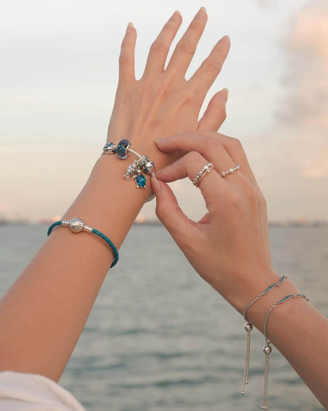 PANDORAさんのインスタグラム写真 - (PANDORAInstagram)「Add some more glow to your summer look with Pandora bracelets & rings. Be inspired by our style experts and their summer fuelled looks. #PandoraStyle #PandoraOcean #Rings #Bracelets」6月10日 16時20分 - theofficialpandora