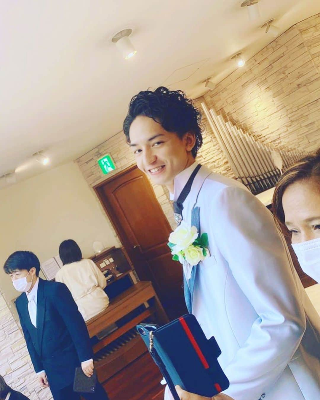 鈴木勤（ごんごん）さんのインスタグラム写真 - (鈴木勤（ごんごん）Instagram)「はじめて　人の結婚式とやらに 行ったんだが　それが弟でした。  おとなしい性格がそっくりです(?)  そんな事は置いといて 俺はいつ出来るんすかね？  したら奇跡だからその場合は インスタに招待状はるからきてね？！  俺が結婚するのは最低あと5年は先やろな(遠い目) まずは太ったので痩せるところからはじめます(!)」6月10日 16時35分 - gonsuzuki0425