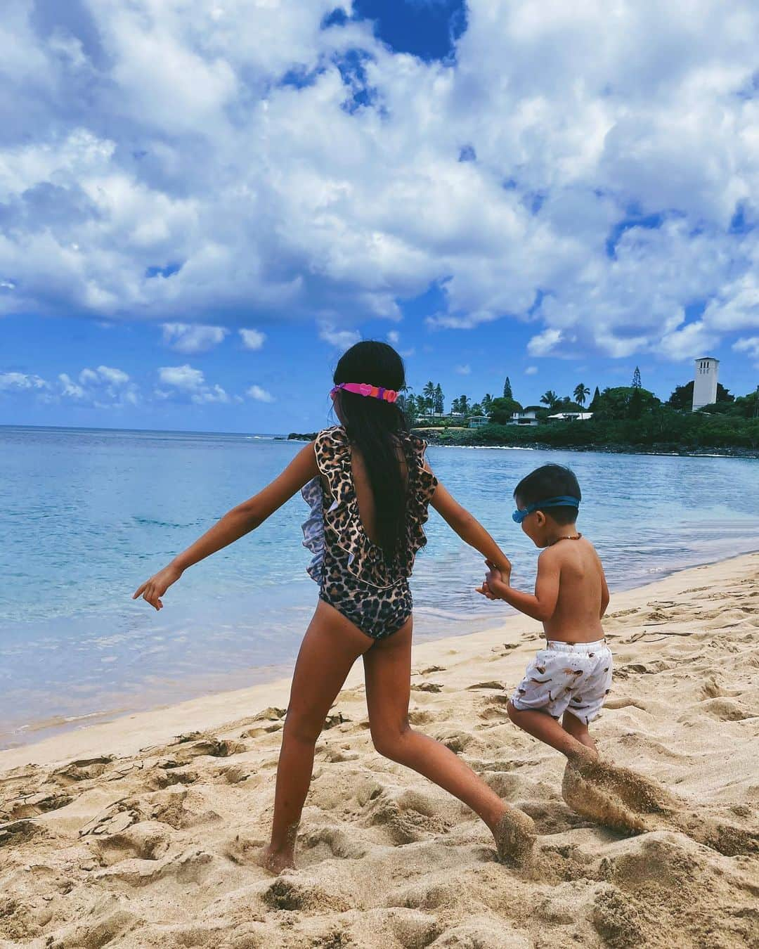 吉川ひなのさんのインスタグラム写真 - (吉川ひなのInstagram)「アメリカの学校の夏休みは 3ヶ月近くある🤭 🌈💙🐠🧢👒👙  #娘HawaiiLife #息子HawaiiLife」6月10日 17時22分 - hinanoyoshikawa