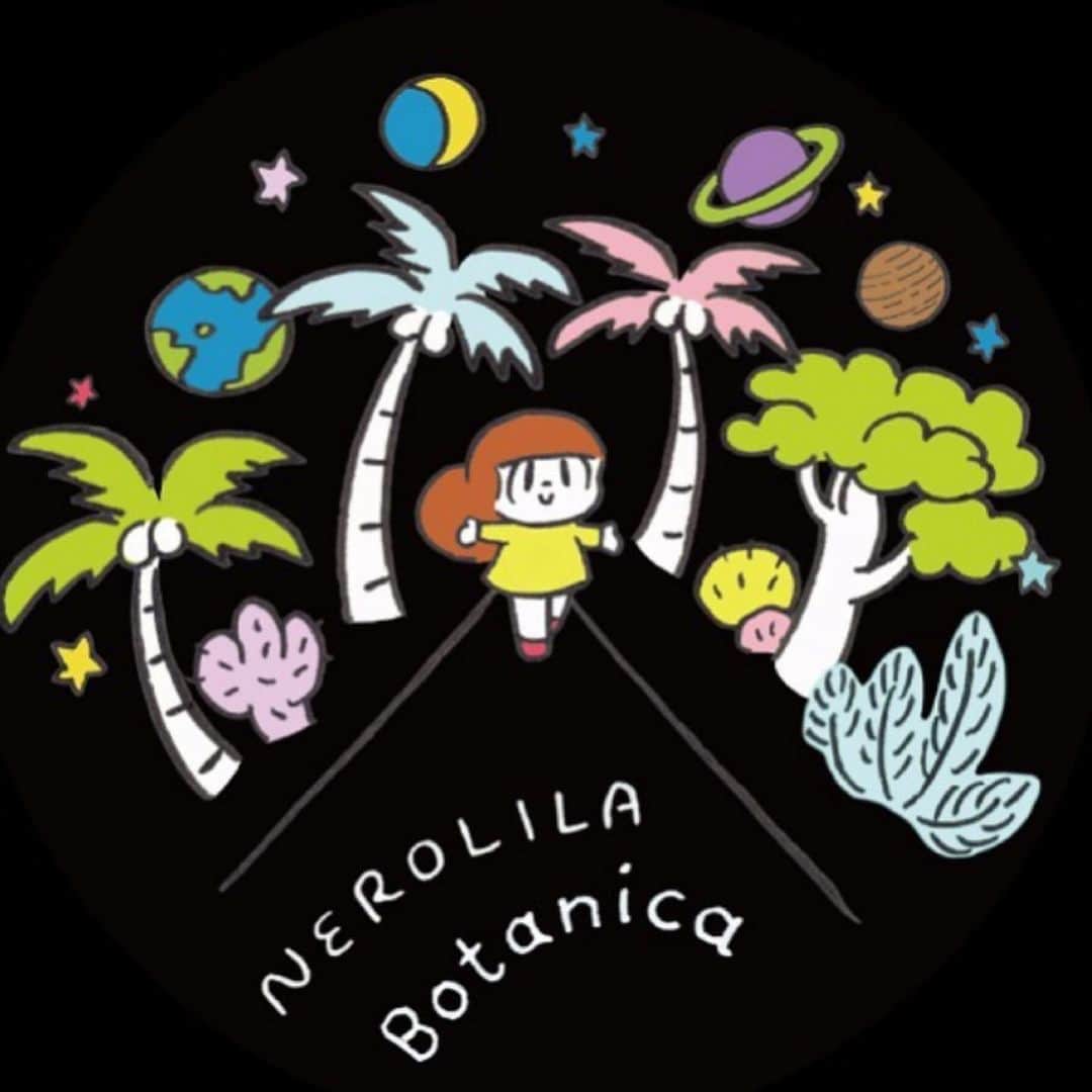 早坂香須子さんのインスタグラム写真 - (早坂香須子Instagram)「世界を旅する塩こんにゃくスクラブ作ろう！と思ったら、宇宙に行ってしまいました。NO BORDERS 🌎🪐💗💕  厳選した素材に、タムくん書き下ろしのマムアンちゃんネロリラバージョン😭✨  こんにゃく・ペルーのマラス塩田塩・クレイの宇宙に、細かな麻炭粒子が星のごとし✨ プルプルのスクラブがすっきりもっちりボディを整えます。 夏用にリブレンディングしたEROSの香りで、更なる高みへ行ってらっしゃいませ〜🌠  @nerolilabotanica_official   2021年6月25日(金) ネロリラ ボタニカのEROSシリーズから 「UCHU KONNYAKU / 宇宙コンニャク」が シンシア・まなやよガーデンにて数量限定で発売いたします🪐💫✨🌟  UCHU KONNYAKU は、天空に近い標高3000mを超えるペルーのアンデス峡谷にひろがる「マラス塩田」で作られたインカ天日塩を使用したボディ用スクラブです。  インカの時代より600年以上、何世代にも渡り大切に守られてきたペルーの「マラス塩田」では、地下深く眠っていた塩水が今も絶えることなく湧き出しています。 大地の精気をいっぱいに含んだ天然塩水を棚田に流し込み、太陽と風の力だけで作った天日塩は、成分バランスなど数値には表せないような生命のエネルギーを感じられます。   毛穴の汚れまでしっかり落としてくれるクレイと麻炭、なめらかで瑞々しいコンニャク由来のスクラブをブレンドし、お肌のよごれをやさしくきちんとOFFし、洗い流した後はキメが整った透明感のある、なめらかなお肌に整えます。   セイボリー、ネロリ、ベチバー、ゼラニウム、イランイランをブレンドした、EROSの豊かな香りを夏用に再ブレンド。  深い森を歩いて突然現れた光満ちるハーブガーデンに、白く可憐な花々が咲く楽園のよう。深いリラックスと心身の解放をもたらし、本来の魅力を解き放ちます✨   手に取るだけでHAPPYな気持ちになれるパッケージは、漫画家・タムくんことウィスット・ポンニミットさんが、マムアンちゃんを起用し、EROSとネロリラの世界観を表現して下さいました。  《精油ブレンド》 ウィンターセイボリー ネロリ（ビターオレンジ花油） ベチバー（ベチベル根油） ゼラニウム（ニオイテンジクアオイ油） イランイラン花油  《ご使用方法》 体をぬらした後、適量を手にとり、全身にのばしてやさしくマッサージします。 その後、十分に洗い流してください。 特にざらつきが気になるひじ、ひざ、おしり、かかとなどの角質ケアにも。 全身に伸ばした後そのまま入浴するのもおすすめです。  《製品概要》 ネロリラ ボタニカ エロス 宇宙コンニャク 100g / ￥4,500＋税  《発売について》 ・シンシア・ガーデン WEBSHOP 2021年6月25日(金)  AM10：00  www.sincere-garden.com info@sincere-garden.jp  ・シンシア・ガーデン 店頭 2021年6月25日(金)  AM11：00  03-5775-7370 ※電話受付11：00〜20：00 ※在庫の有無やご配送、お取り置きなどのお問い合わせは直接ご連絡いただきますようお願いいたします。  ※事前予約はございません。  #ネロリラボタニカ #nerolilabotanica #早坂香須子 #オーガニックコスメ#エロス宇宙コンニャク #マラス塩田 photo @cultivateddays」6月10日 17時49分 - kazukovalentine