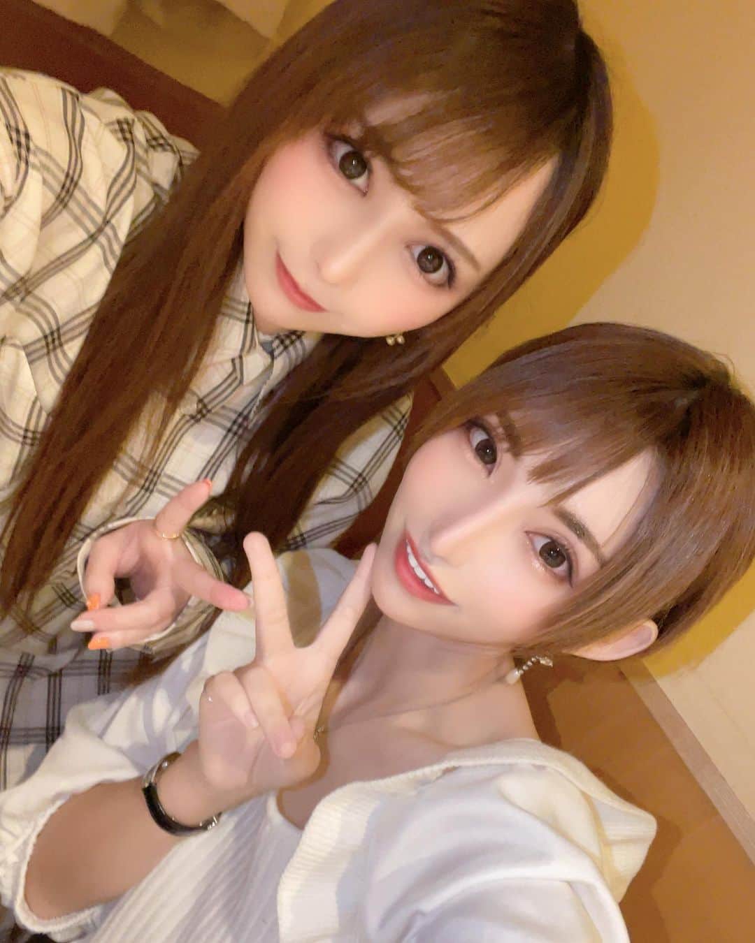 葉月七瀬のインスタグラム：「. . 4月頭のを今更更新させてください🙏🏻w めっちゃズボラで🤣 . 眉アートメイクの後 ハニたんとふぐ〜🐡💕 . 天然ふぐ刺しと養殖ふぐ刺しの 食べ比べをした💜 あとふぐ飯は久々に食べた🍚 . フグばっか食べてるけど 一番好きな食べ物がフグなんです🐡 基本は食に興味ないけど フグだけは別- ̗̀ ☺︎ ̖́- #夫婦デート #ななるー  #ふぐ しか勝たん🥺👊🏻」