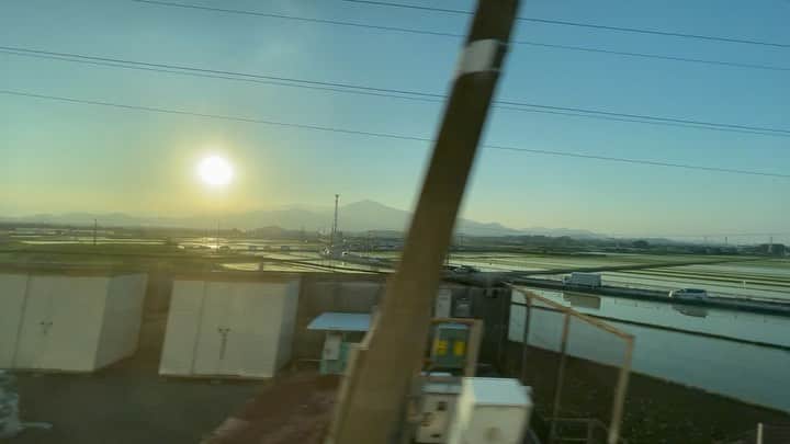 金子貴俊のインスタグラム：「今日もロケと収録と終了！ 車窓の景色も綺麗で気持ちいいなぁー。キャンプ場で早く自然を満喫したい。もう少し、頑張ろう。」