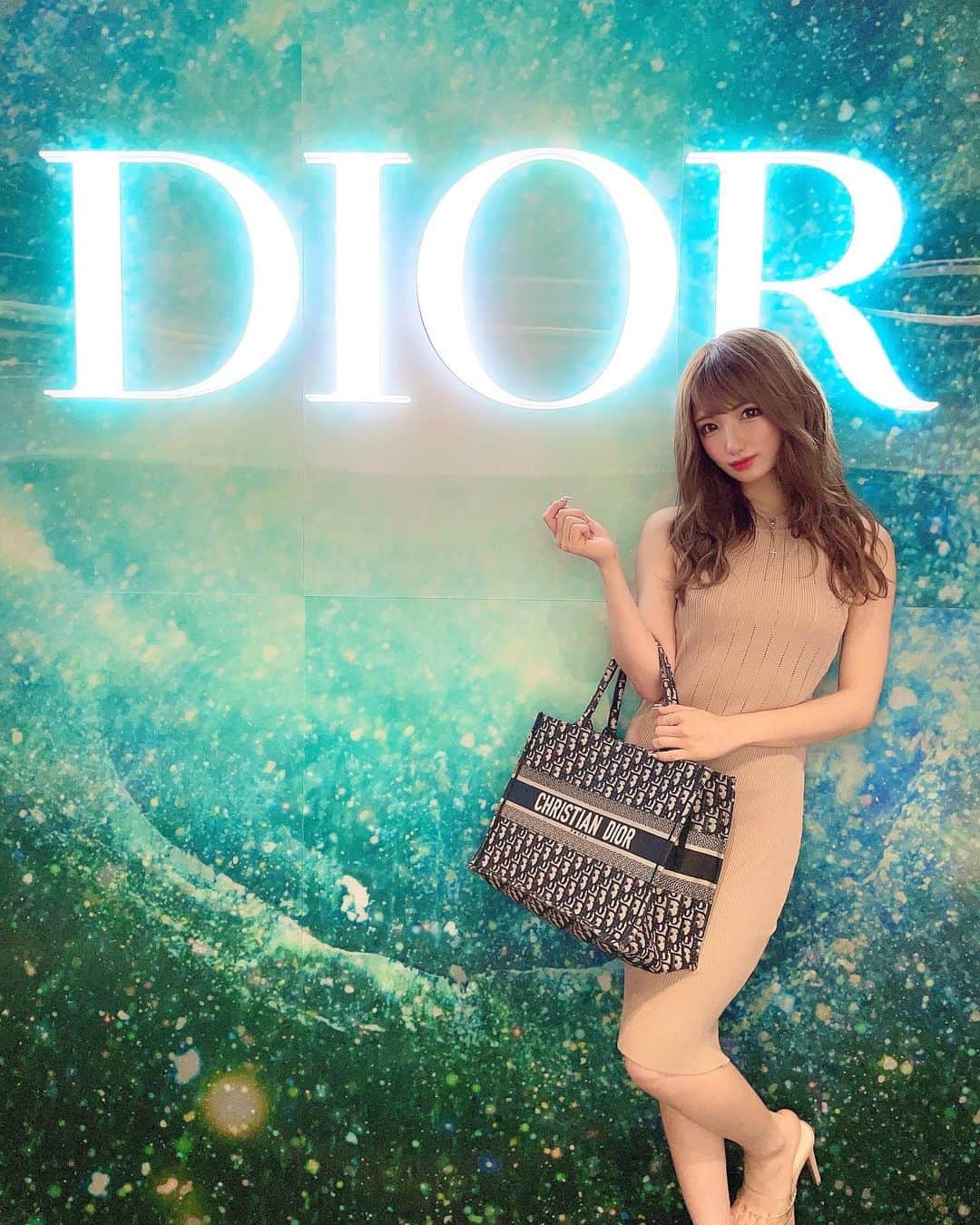 まゆぴちゅーさんのインスタグラム写真 - (まゆぴちゅーInstagram)「Dior popup 💎💓💓  渋谷の宮下パークの中でDiorのポップアップStore が開かれてました\( ˆoˆ )/✨✨✨  もうこの前の6日の日曜日で ちょうど終わっちゃったんだけど、 映え写真だったから更新させてください🥺🥺🥺笑  メンズものが置いてあったけどやっぱDior 可愛くてほんとバックとか欲しくなった🥺🥺  このバッグもお借りしたんだけどまぁぁぁじで 欲しい。（笑）かわいい。（笑）  そしてこの日のワンピは @selectshop.brea のだよー💋  大人可愛いえちかわいいタイトワンピ👗👠  ここ安かわなお洋服たくさんなの🥺🌼✔ . . . #dior #diorbag #diorshoes #diorpopup #渋谷 #渋谷宮下パーク #宮下パーク  #ポップアップストア #ワンピースコーデ #タイトワンピース #大人可愛いコーデ #大人コーデ #大人コーディネート #デートコーデ #ピンヒール #くびれ作り #お腹痩せ #くびれ女子」6月10日 18時03分 - mayu_03pichu