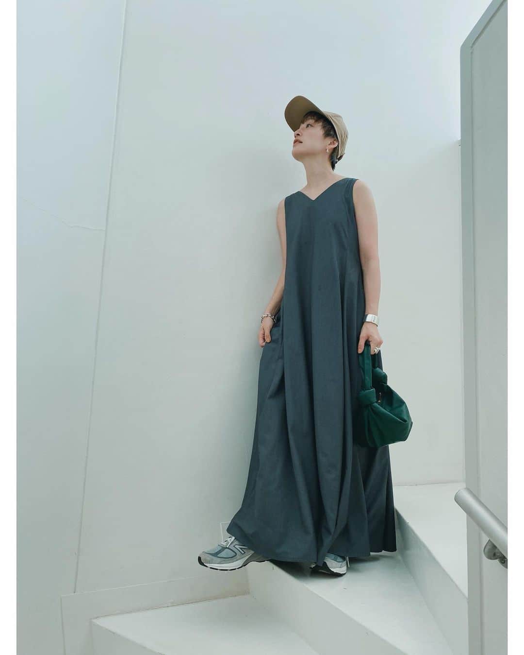 高山都さんのインスタグラム写真 - (高山都Instagram)「セルフスタイリングで撮影と取材でした。 私服は、ドレープが綺麗で前後のVのあきも絶妙なワンピース。 靴や小物、アクセサリーで色んなシーンに対応できるし、春夏秋通して着られる、なかなかな万能選手。 @oblekt_jp で作った新作です。 グレーのニューバランスでハズしてつなげて、緑を差し色に。 もっとデイリー仕様にしたかったからキャップあわせて。 #都ふく one-piece @oblekt_jp  shoes @newbalance #990v5  bag @newbottega  cap @kijimatakayuki  ストーリーズに載せたけど、マネージャーさんが撮ってくれてたオンオフ激しすぎる切り替えに自分で笑えた。 けど、自分はそういう仕事。 よく、真顔に戻る瞬間怖いとか言われて落ち込んだりしてたけど、ずっと笑顔もしんどい。 光と陰のコントラストも人それぞれ。 たぶん、自分も激しめなほうだと思う。 無になってる時とか、よくマネージャーさんもヘアメイクさんも目撃して笑ってる。 自動運転モードと呼んでいて、そこで省エネしてるんだよなー。 メンヘラとか嫌な風に言う人もいるけど、これが仕事だし、選んで居る場所だし、自分の生き方。 気にしないことにしました。 取材でマシンガンのように沢山話した。 今日もおつかれさまでした！！」6月10日 18時04分 - miyare38