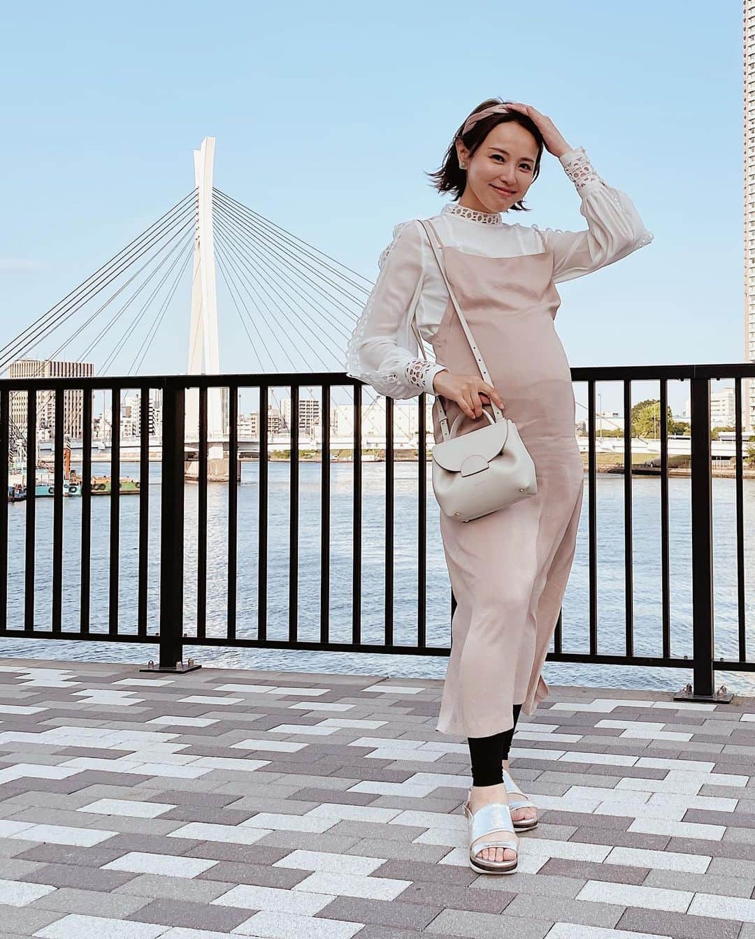 小松あやのインスタグラム：「. #マタニティコーデ  　 ででででーーーーん🦭 　 っていう効果音がぴったり🤪(特に2枚目) 　 皆さまに入院の時の便利グッズを たくさんアドバイスいただき、 揃えることができましたー🥰🙏 　 ストーリーで紹介してます☺️ 同じく出産控えられてる方はもし良ければ見てみてください✨ 　 昨日は初めて、前駆陣痛？ていうのかな、 コレはやばい！！みたいなのが来て、 プチパニックになった私でした🙈 　 詳しくは𝗕𝗹𝗼𝗴へ👉 @i_am_ayakomatsu  　 怖いような楽しみなような、そんな毎日🌿 　 tops ▶︎ @asos  dress ▶︎ @noble.jp  shoes ▶︎ @dianashoespress  bag ▶︎ @polene_paris  　 #マタニティーコーデ #妊婦コーデ #妊婦ファッション #妊婦服 #ぷんにーコーデ #プレママ #mamagirl #マタニティファッション」