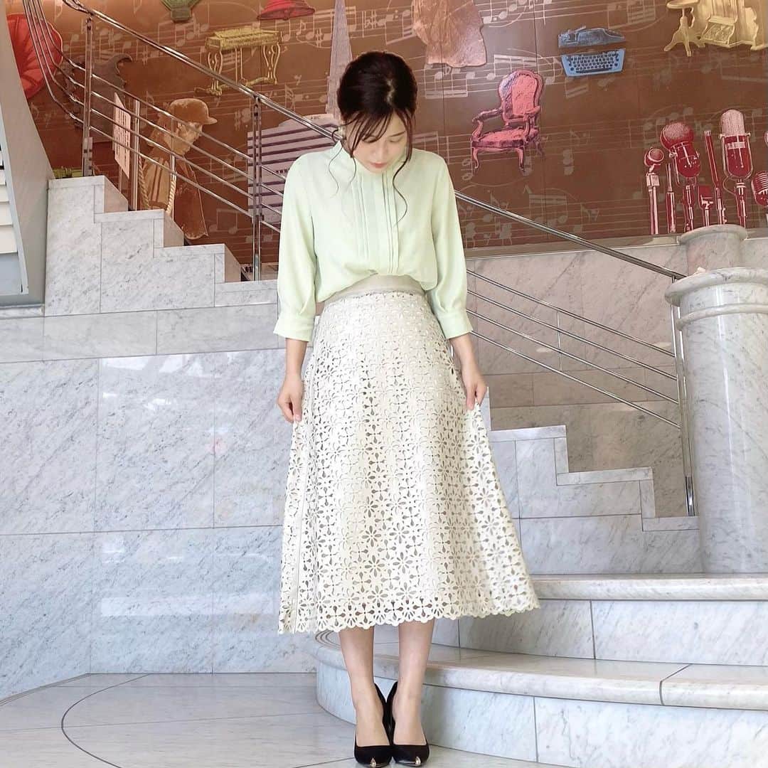 松下由依さんのインスタグラム写真 - (松下由依Instagram)「👗  アサデス衣装☆*:.｡.   ＊ライトグリーンブラウス ＊ベージュスカラップスカート  スカートのデザインが可愛くてジーーっと眺めてしまいました。うっとり。  #アサデス #衣装 #アナウンサー」6月10日 20時20分 - matsushita_yui_kbc